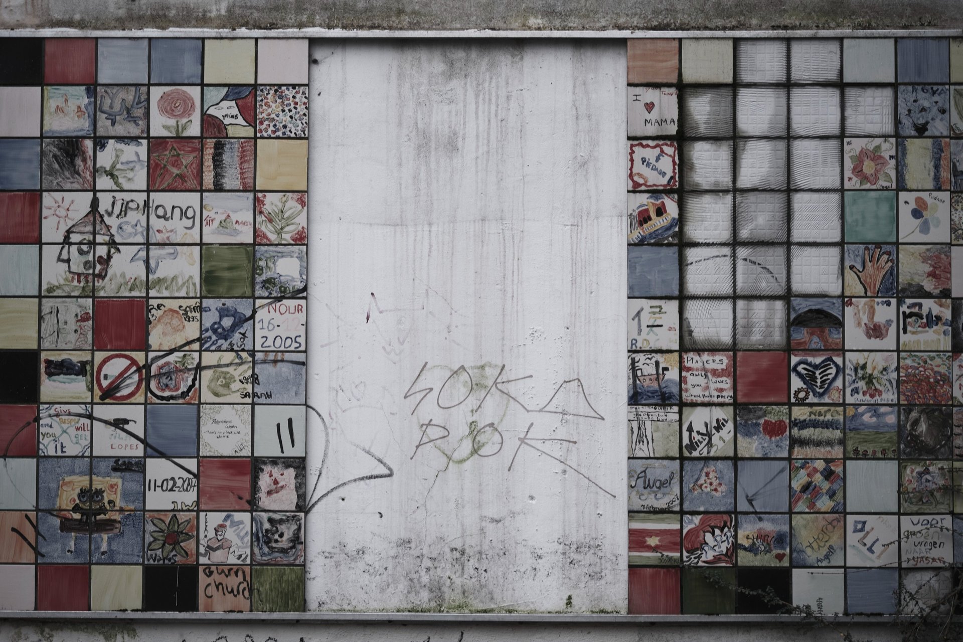 gray computer monitor