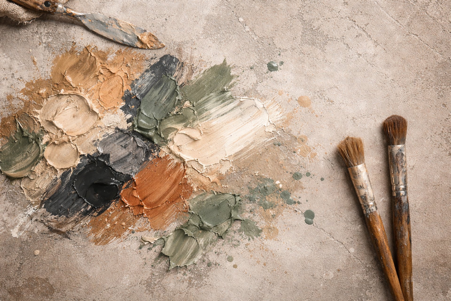 a close up of a crack in a concrete wall