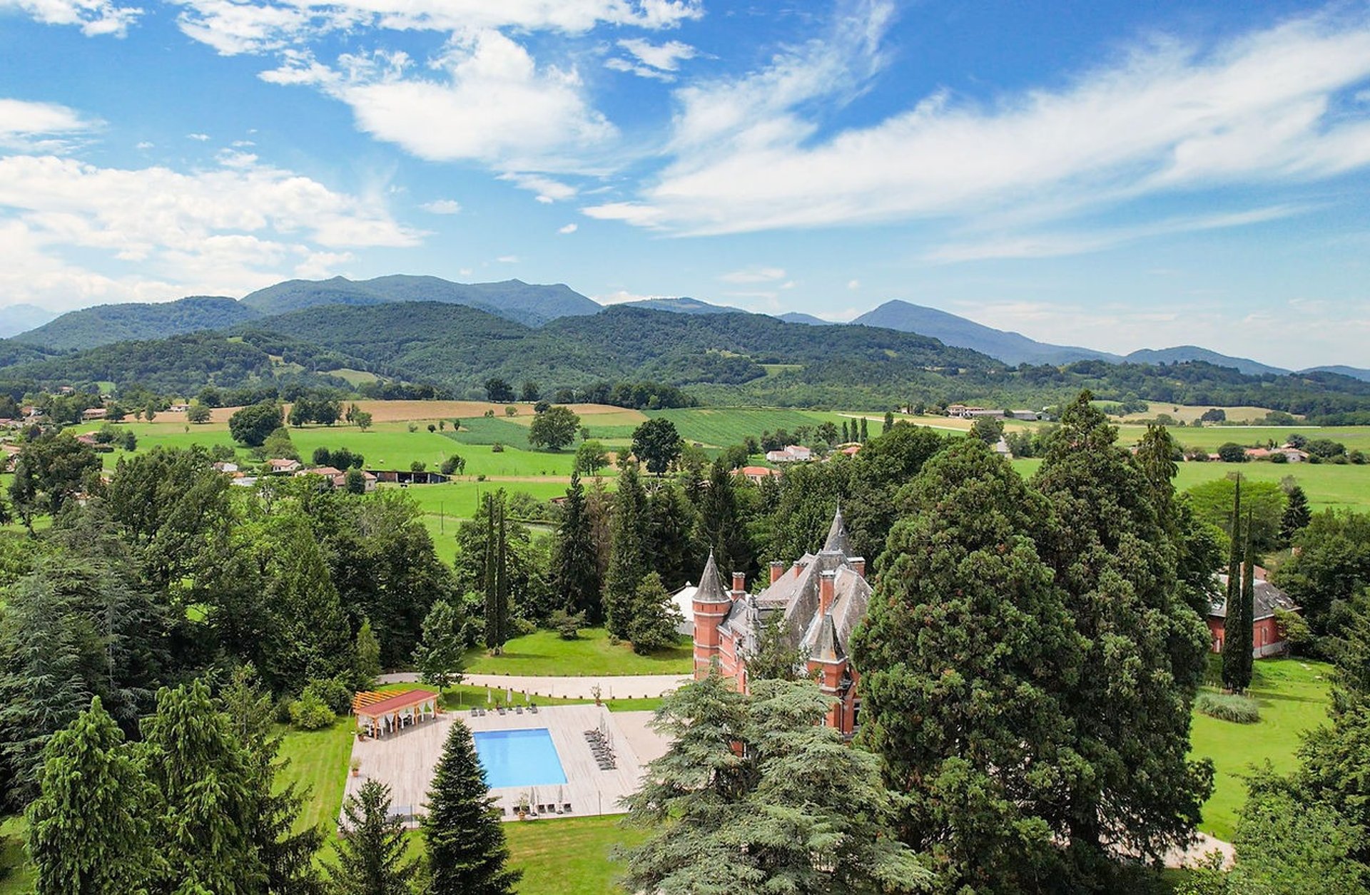 black and white bed linen