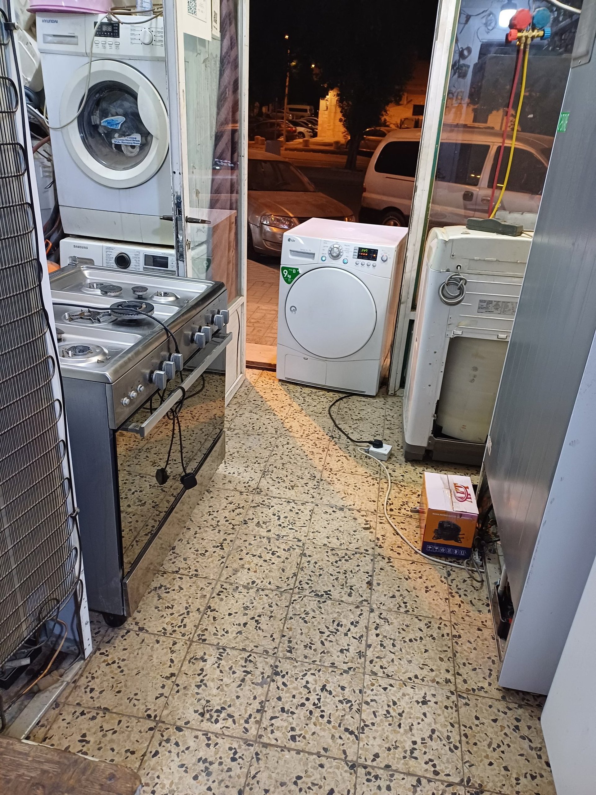 gray computer monitor