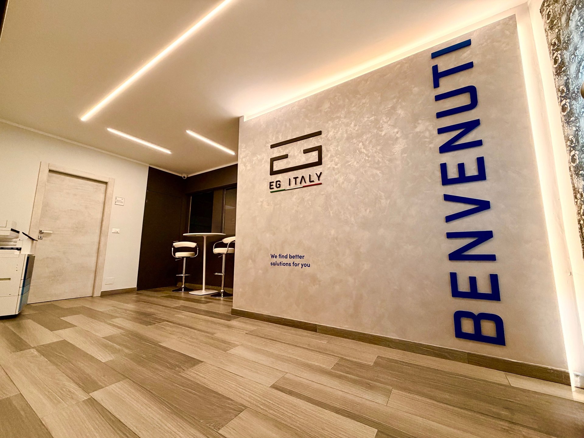 gray computer monitor