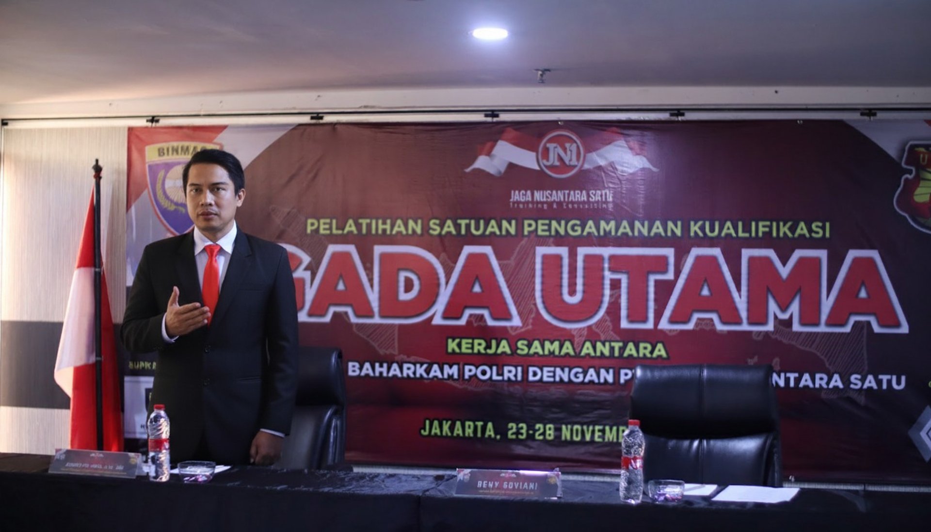 gray computer monitor