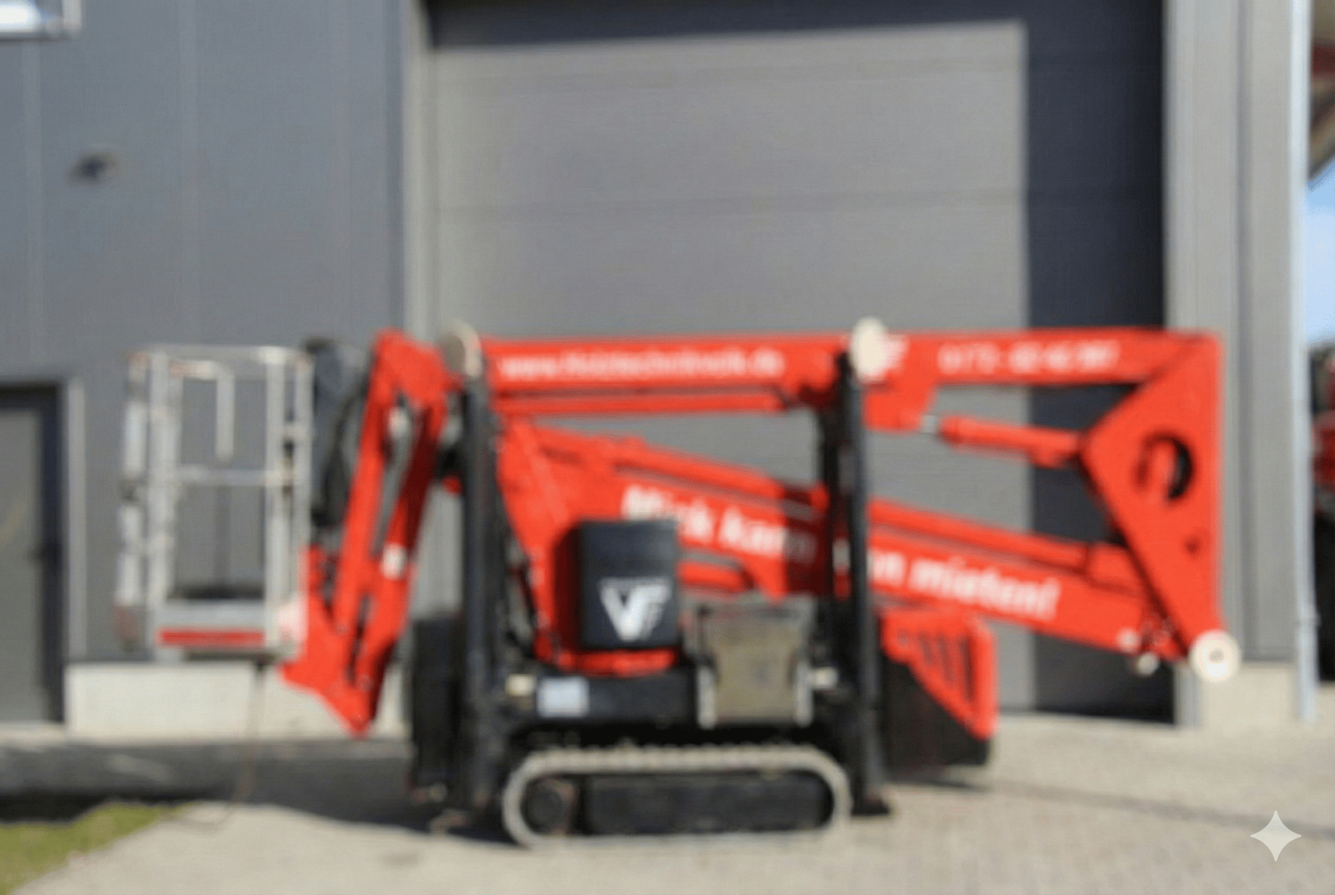 Seitenansicht der roten Raupen-Arbeitsbühne in Parkposition mit der Aufschrift: Mich kann man mieten!