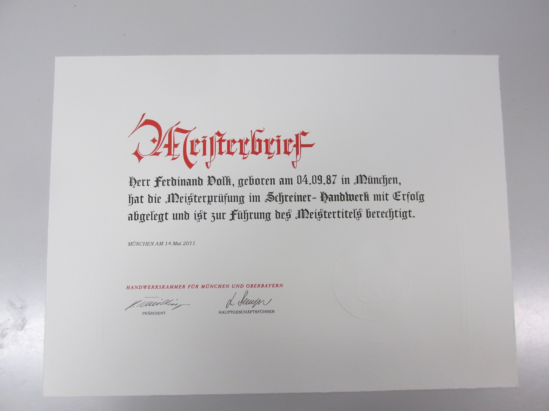 Holzhaus mit Balkon hinter einem blühenden Lavendelfeld.