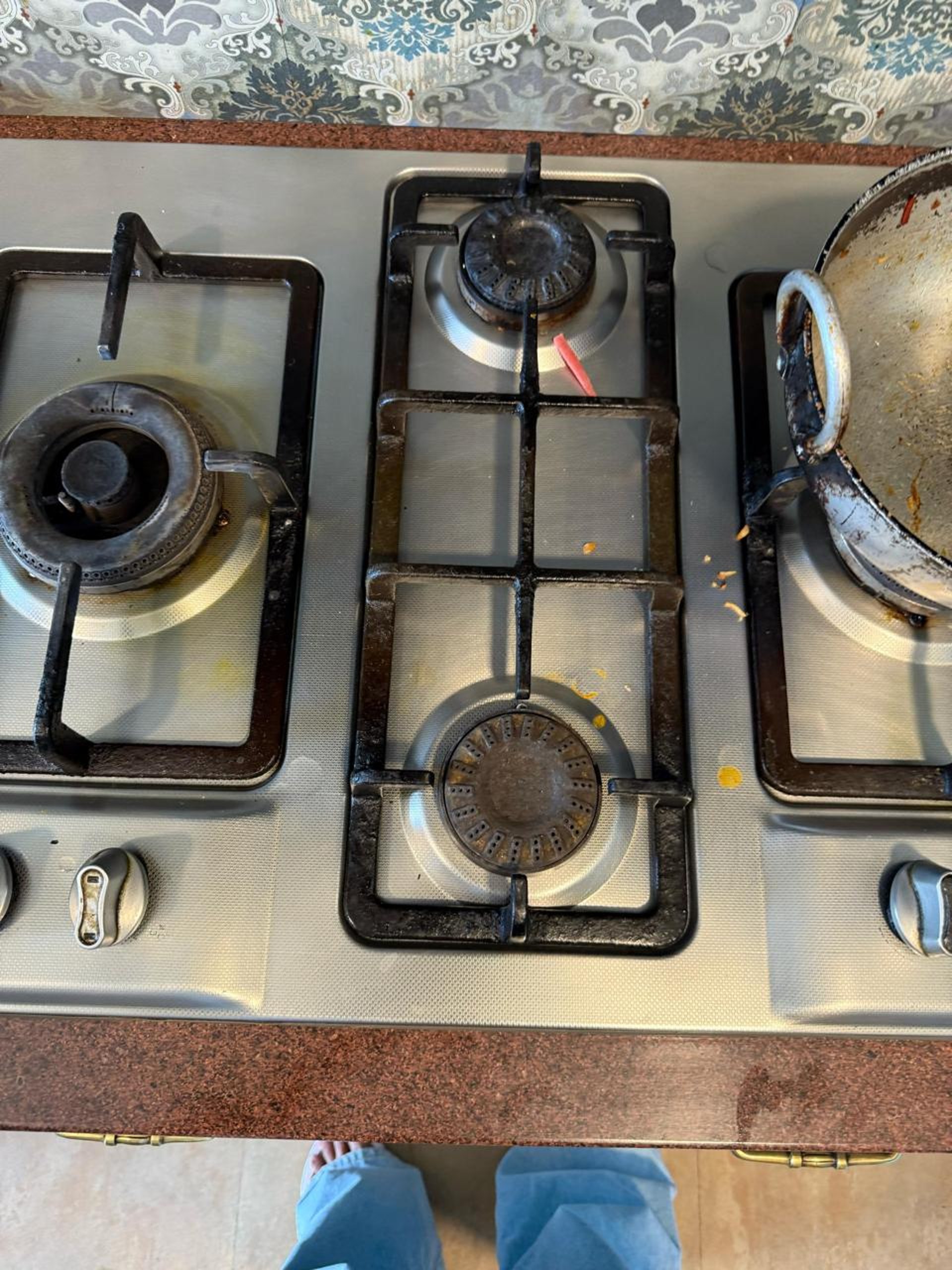 gray computer monitor