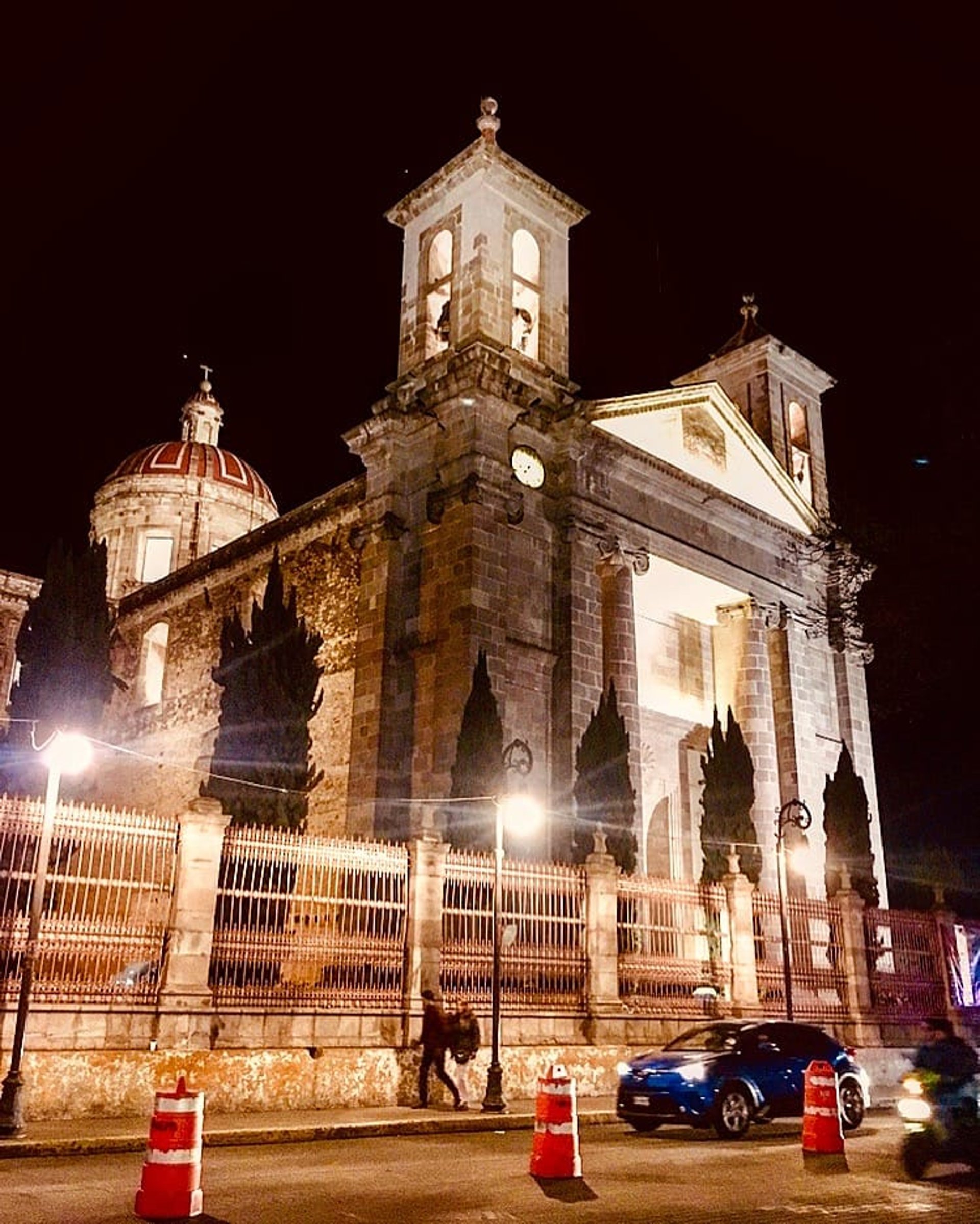 gray computer monitor