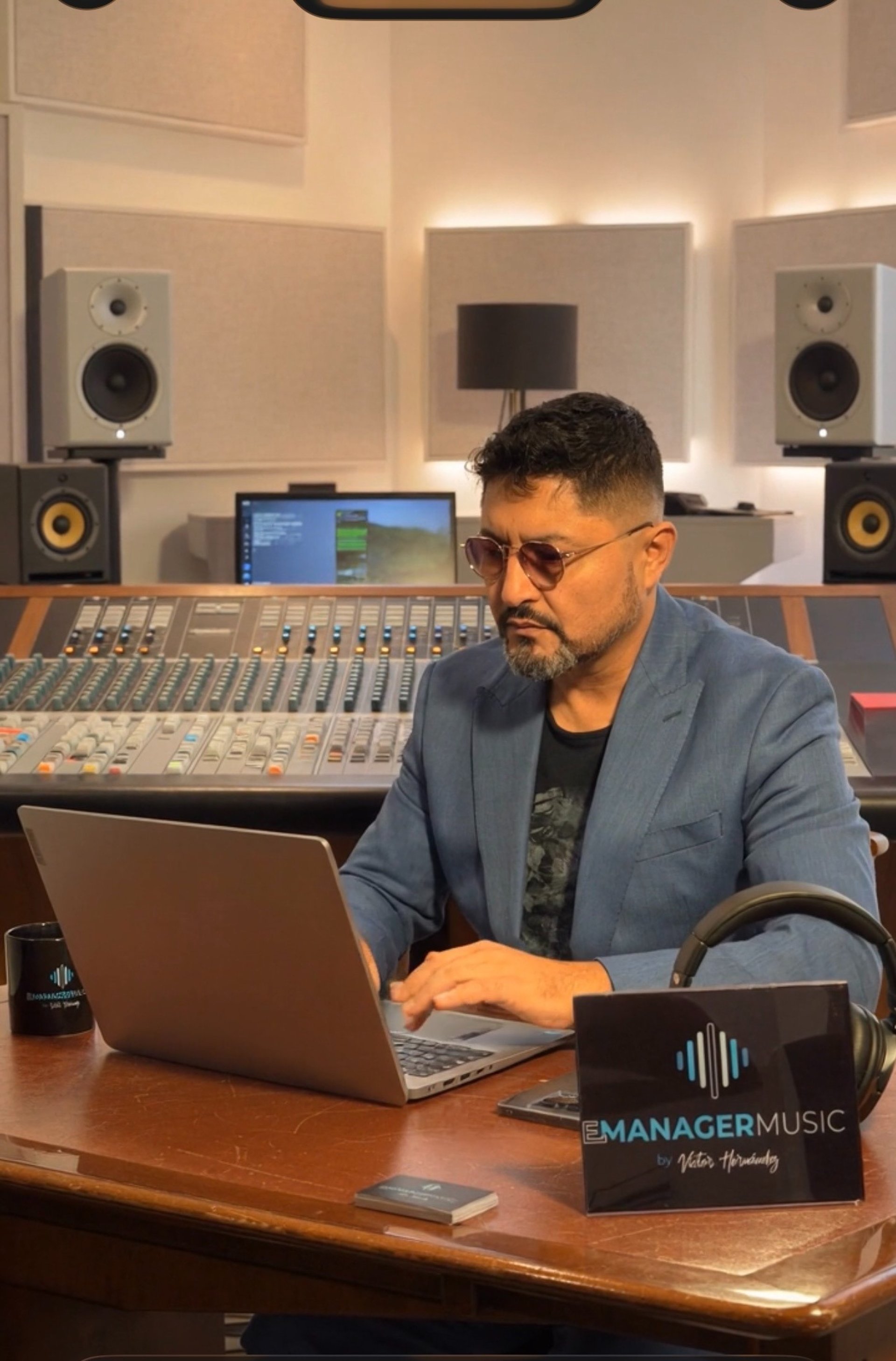 gray computer monitor