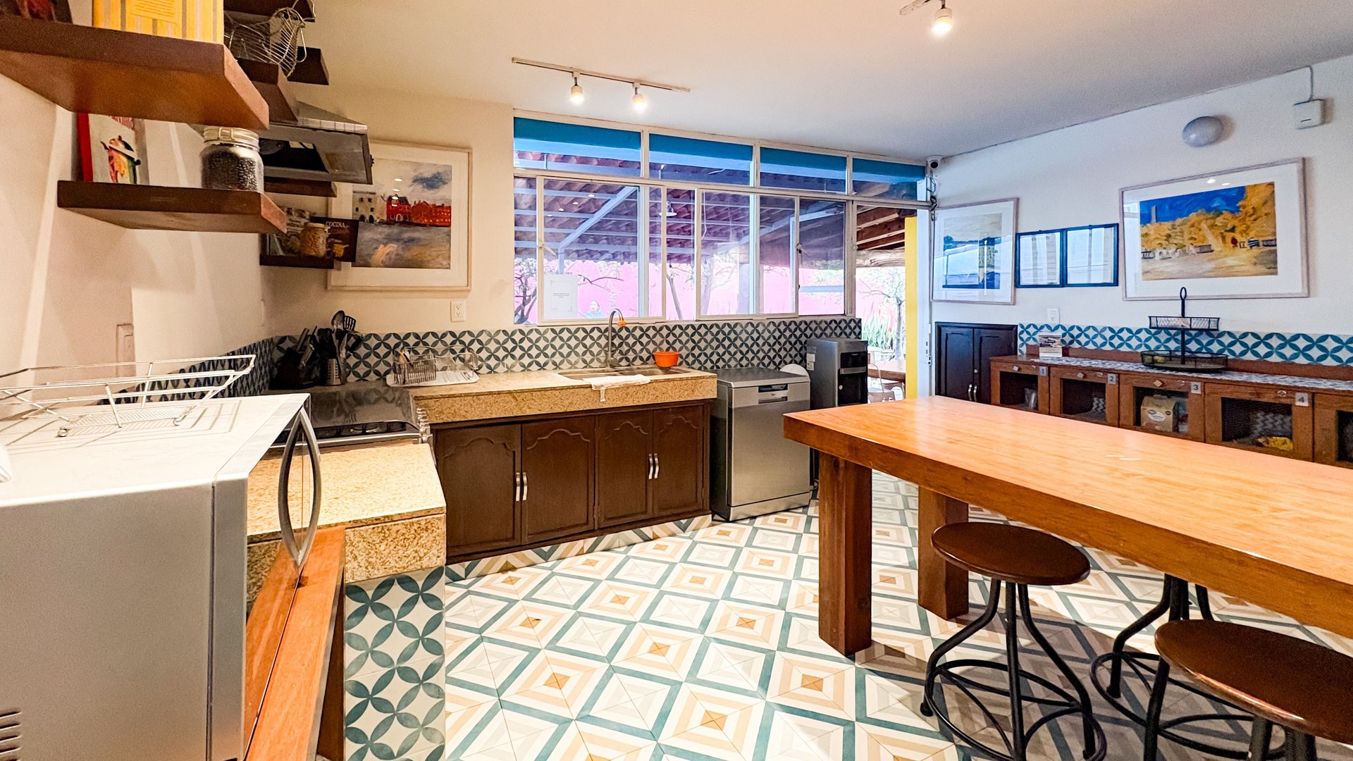 gray computer monitor