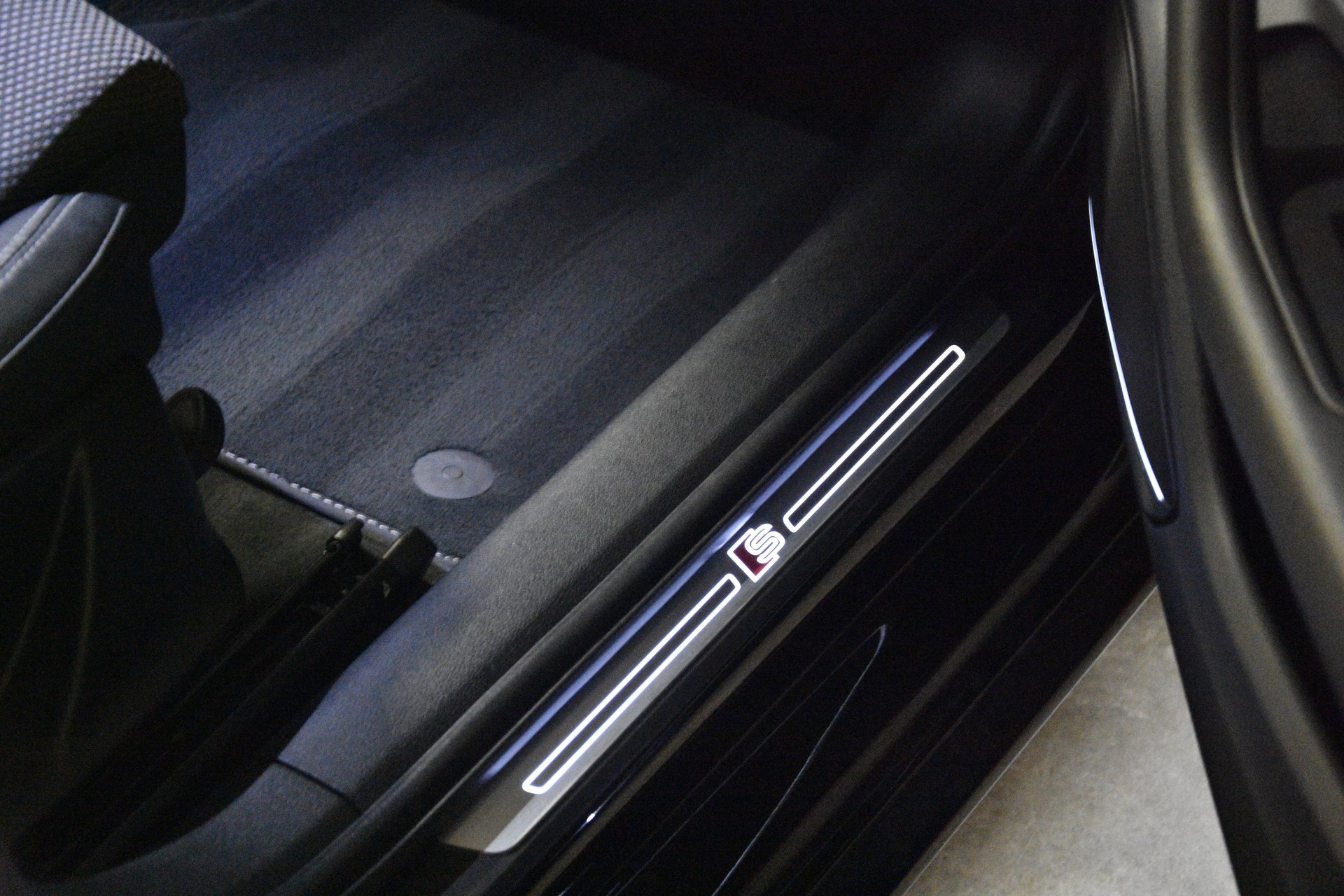 black and white bed linen