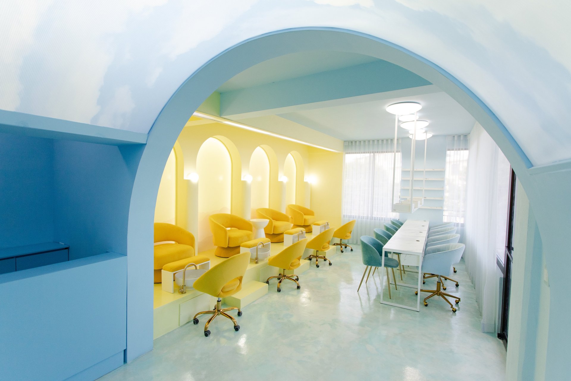 gray computer monitor