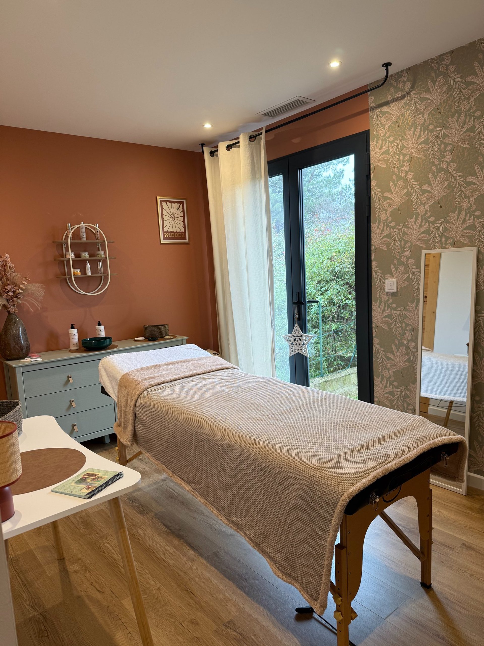 black and white bed linen