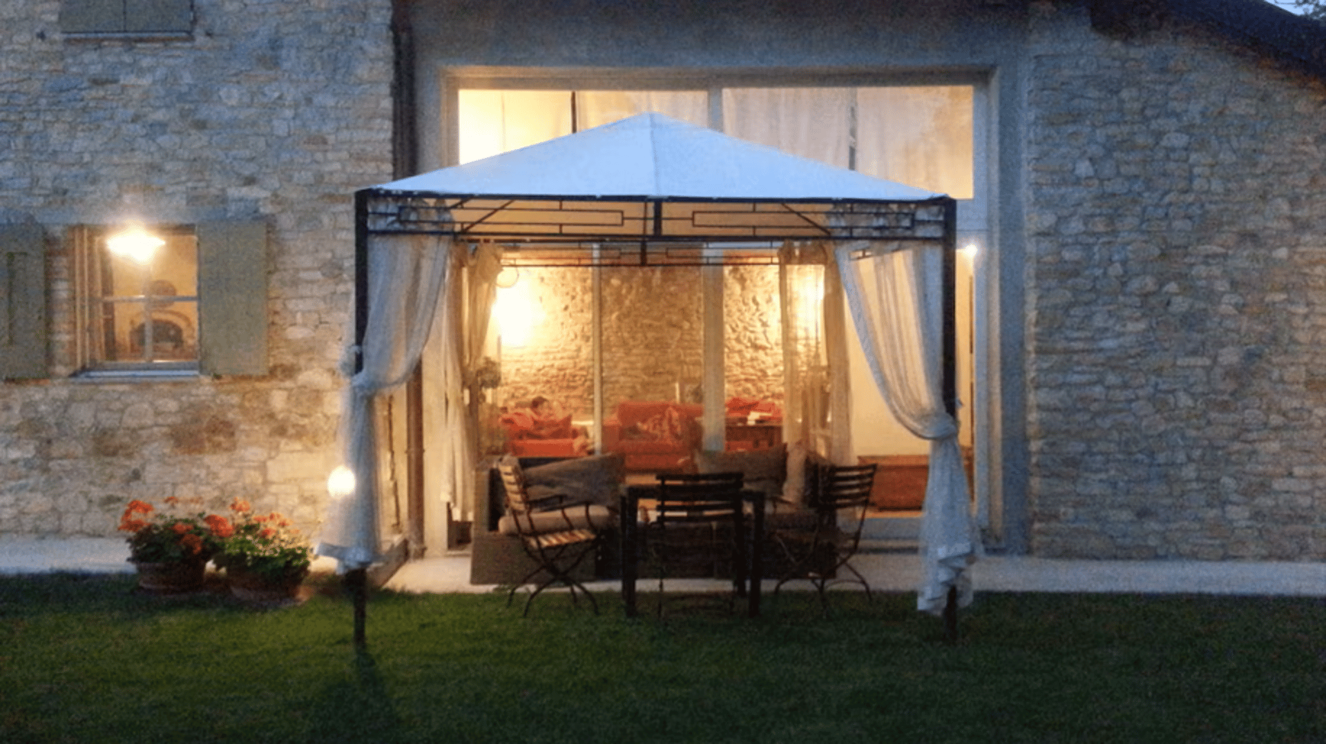 black and white bed linen