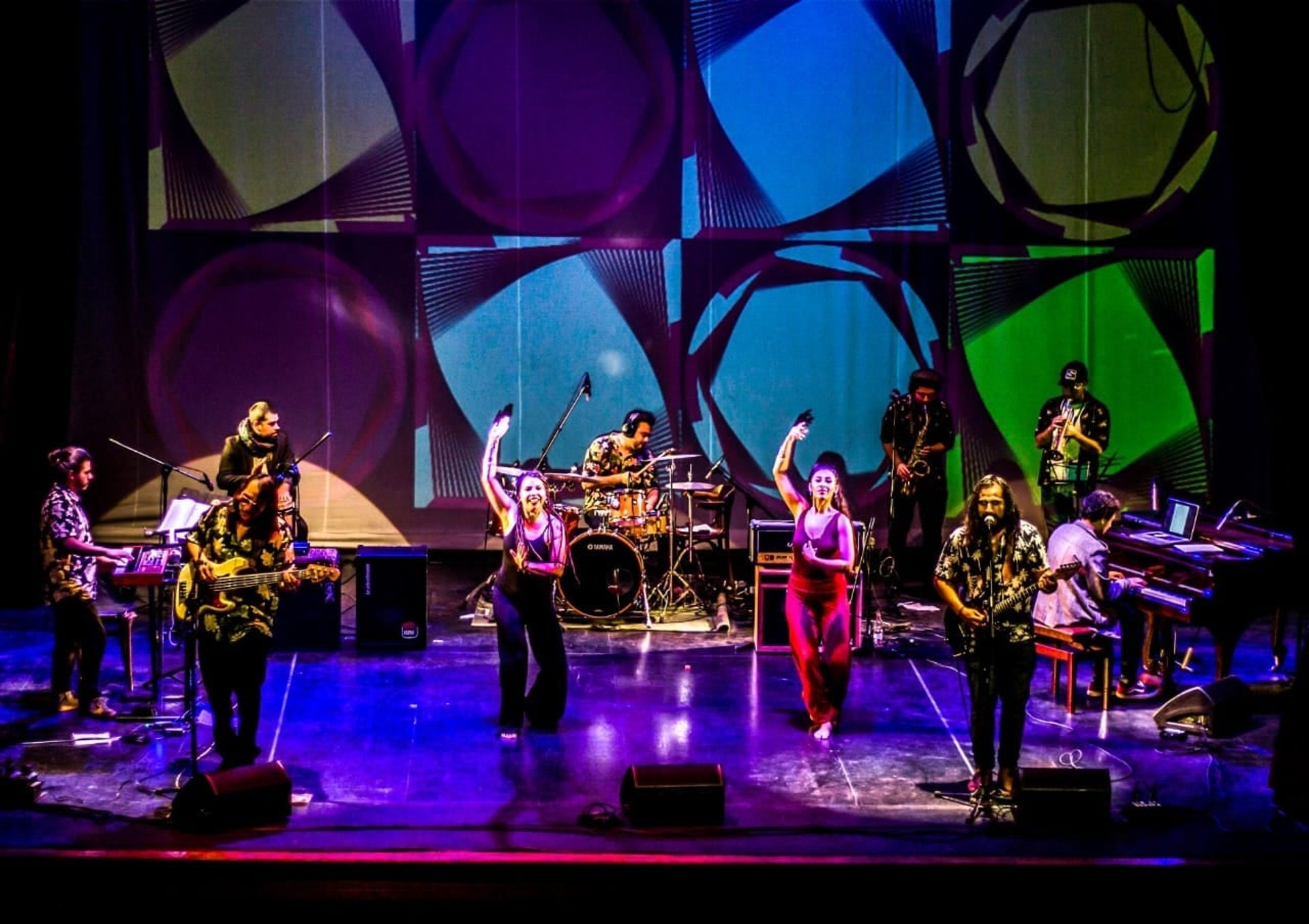 banda la doctrina performance en vivo concierto con bailarinas