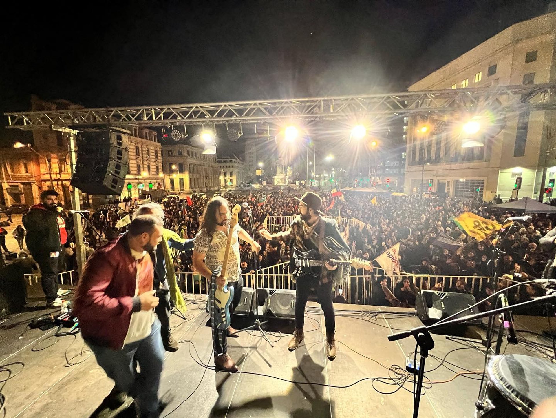 banda la doctrina en concierto masivo