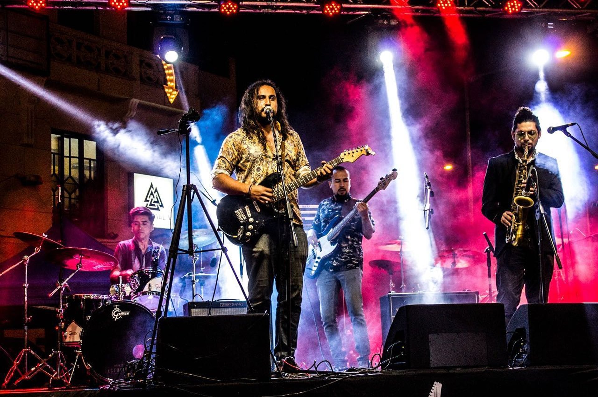 banda la doctrina tocando un espectaculo en vivo