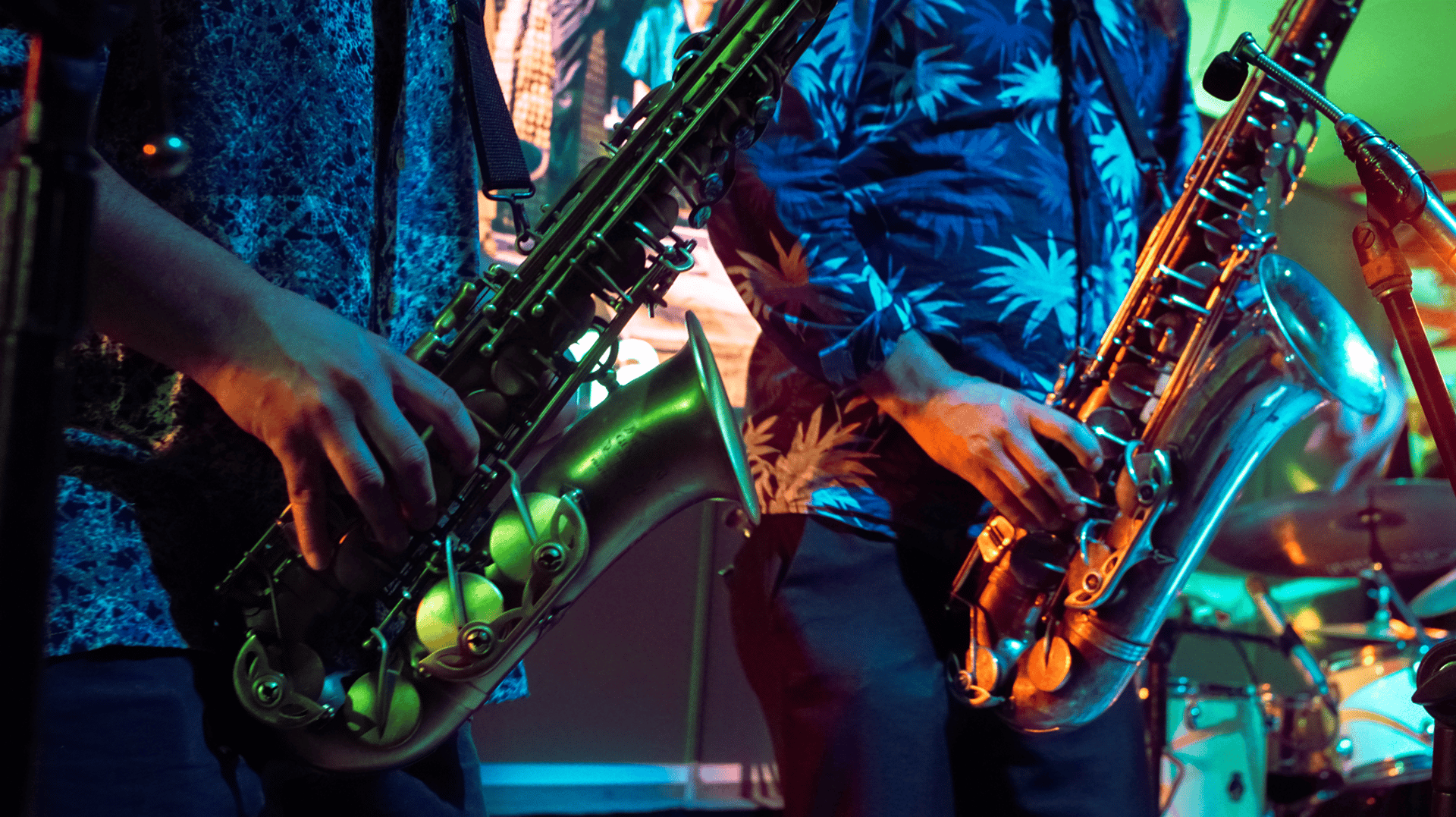 musicos banda la doctrina tocando en vivo