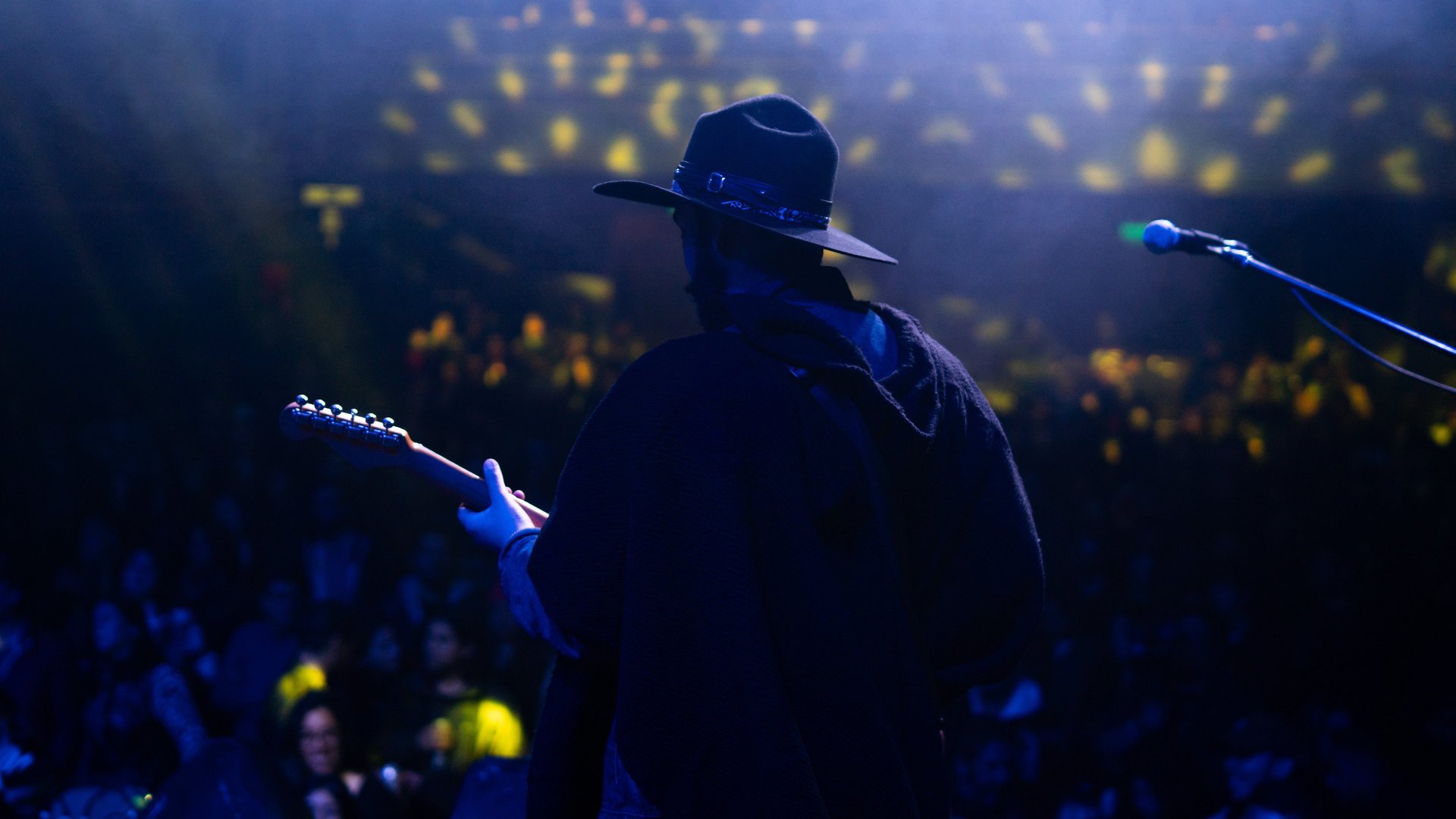 Fabian Hidalgo, productor y guitarrista de La Doctrina tocando en concierto en vivo