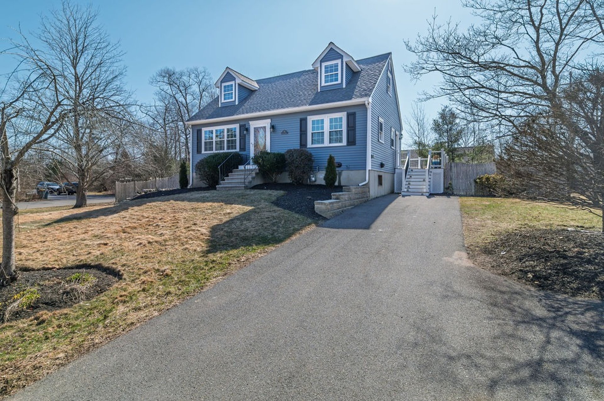 gray computer monitor