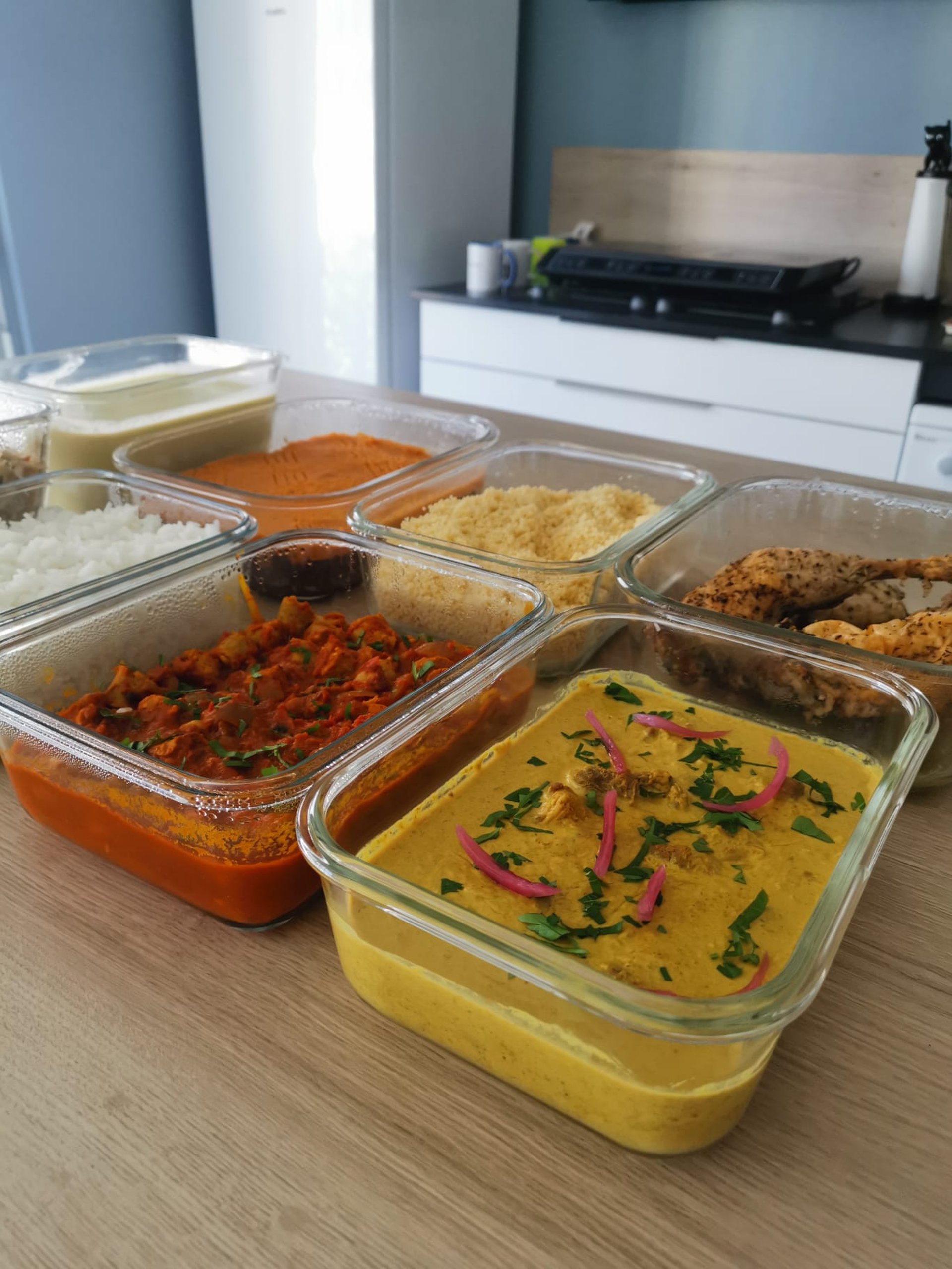 gray computer monitor