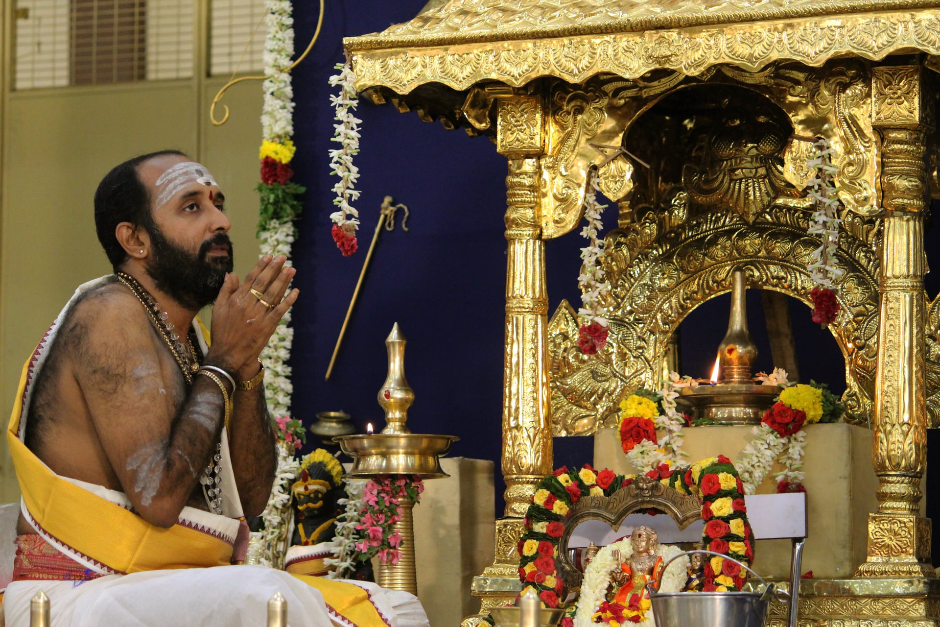 black and white bed linen