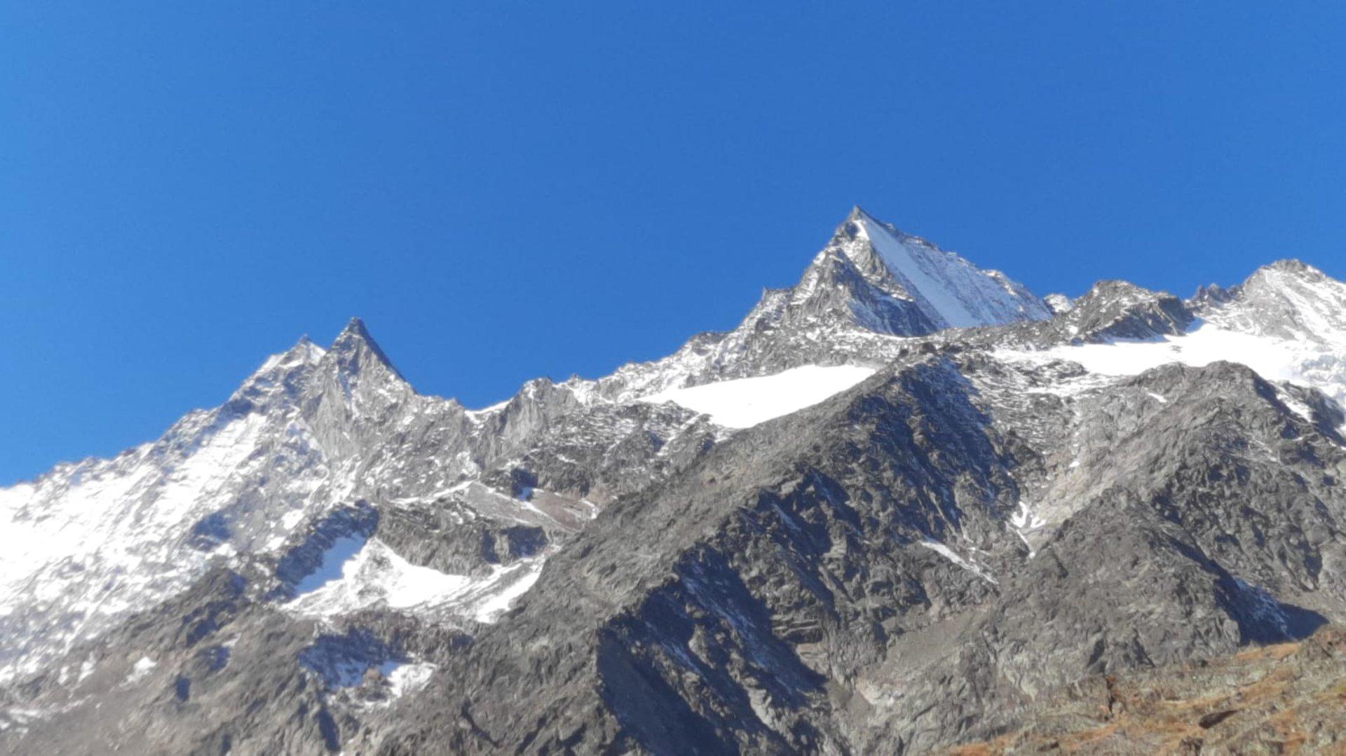 gray computer monitor