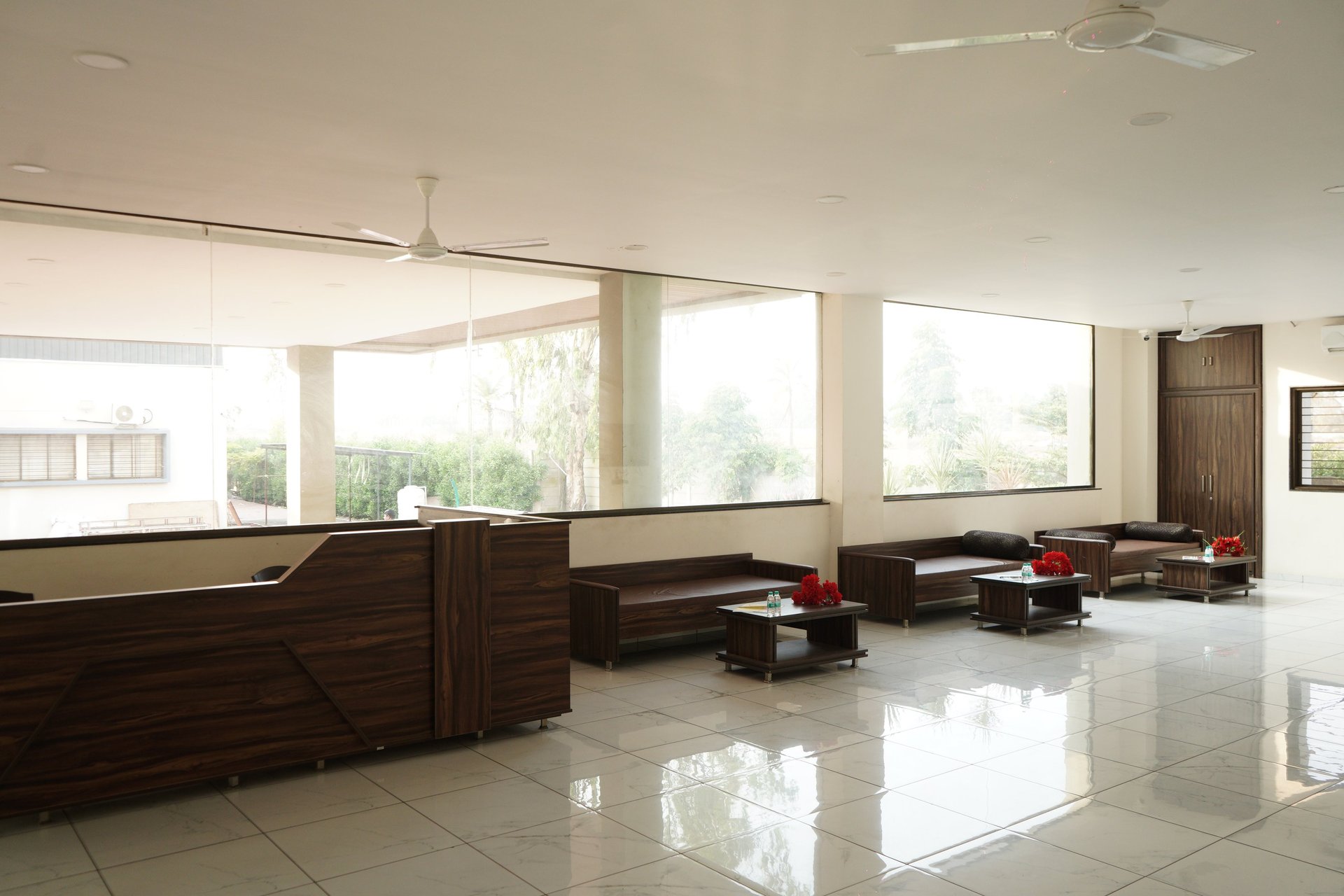 gray computer monitor