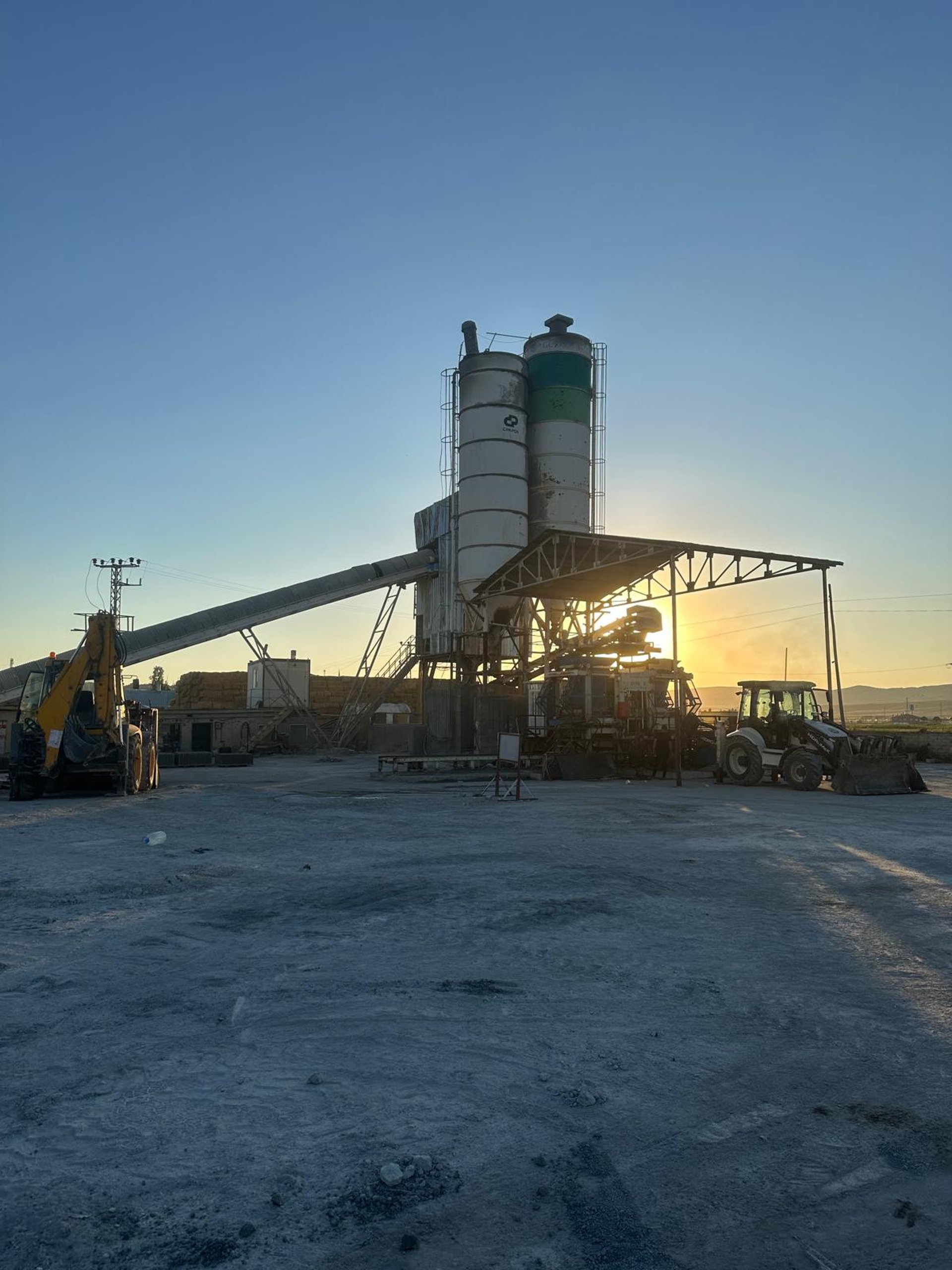 gray computer monitor