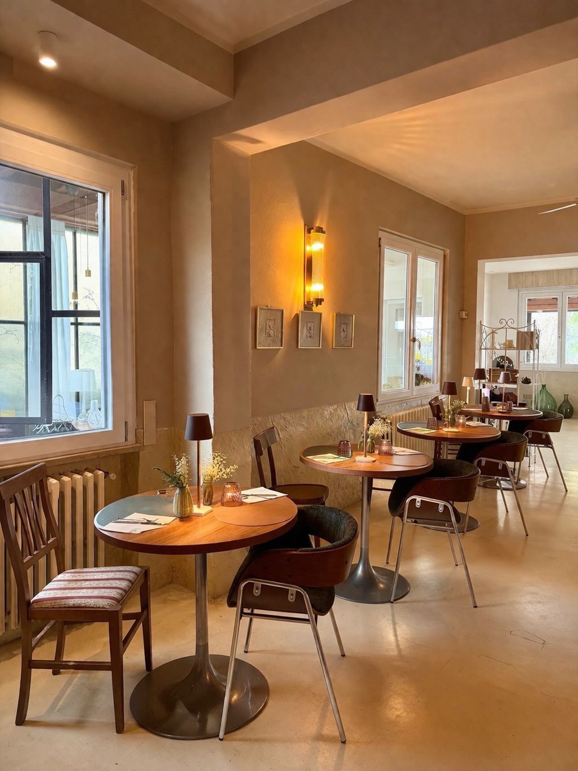 gray computer monitor