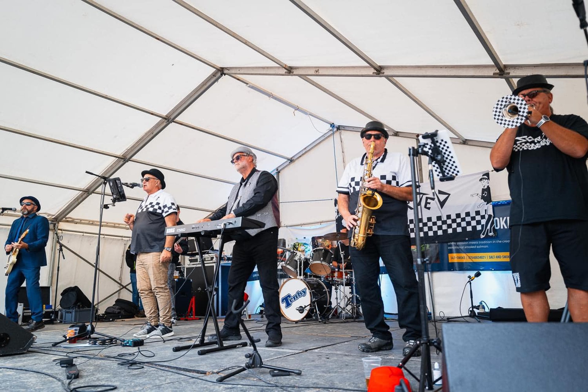 black and white bed linen