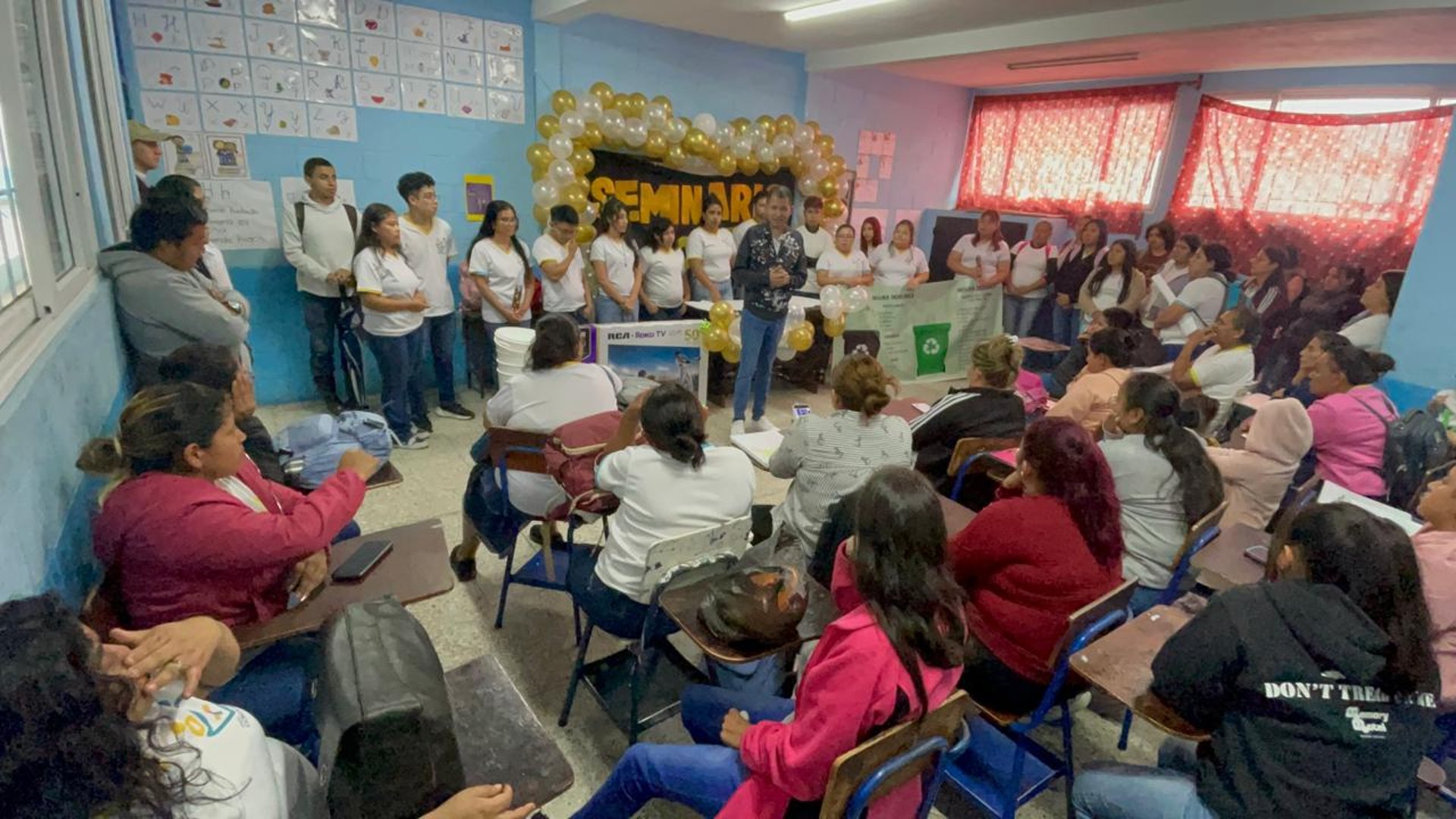 gray computer monitor