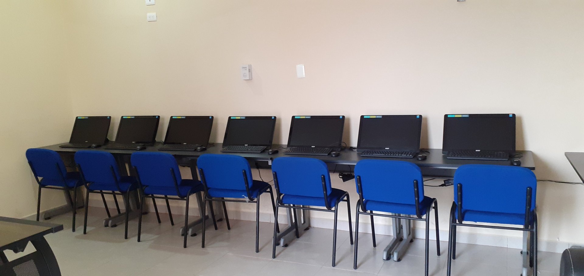 gray computer monitor