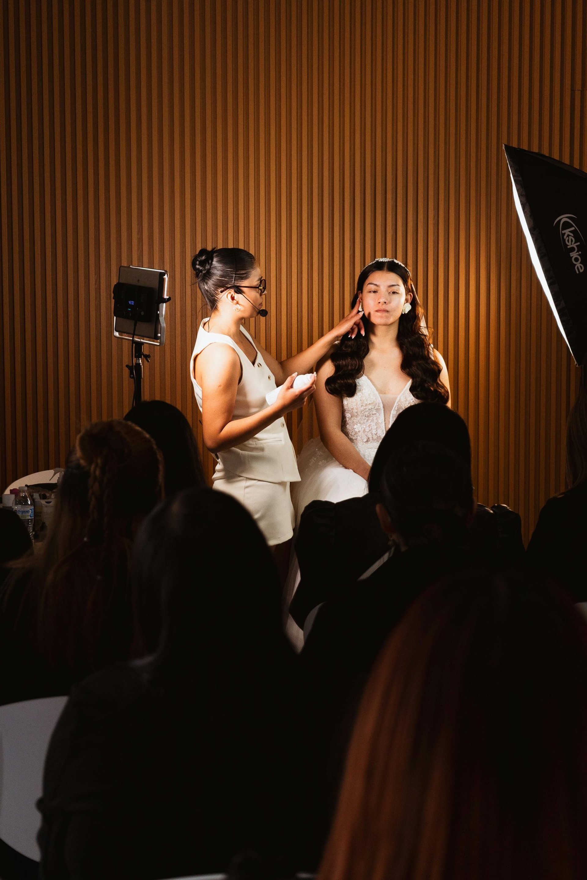 Curso de maquillaje para novias con práctica en modelo y asistentes en entorno profesional.