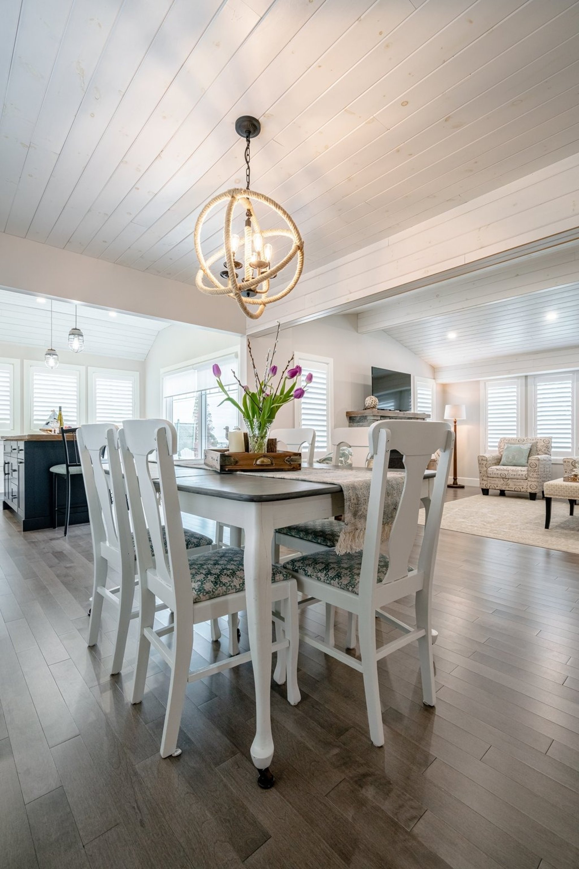 gray computer monitor