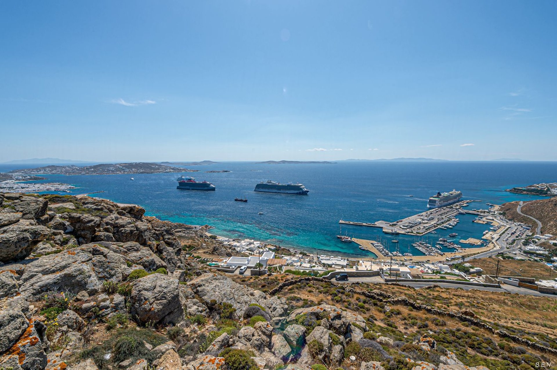 gray computer monitor