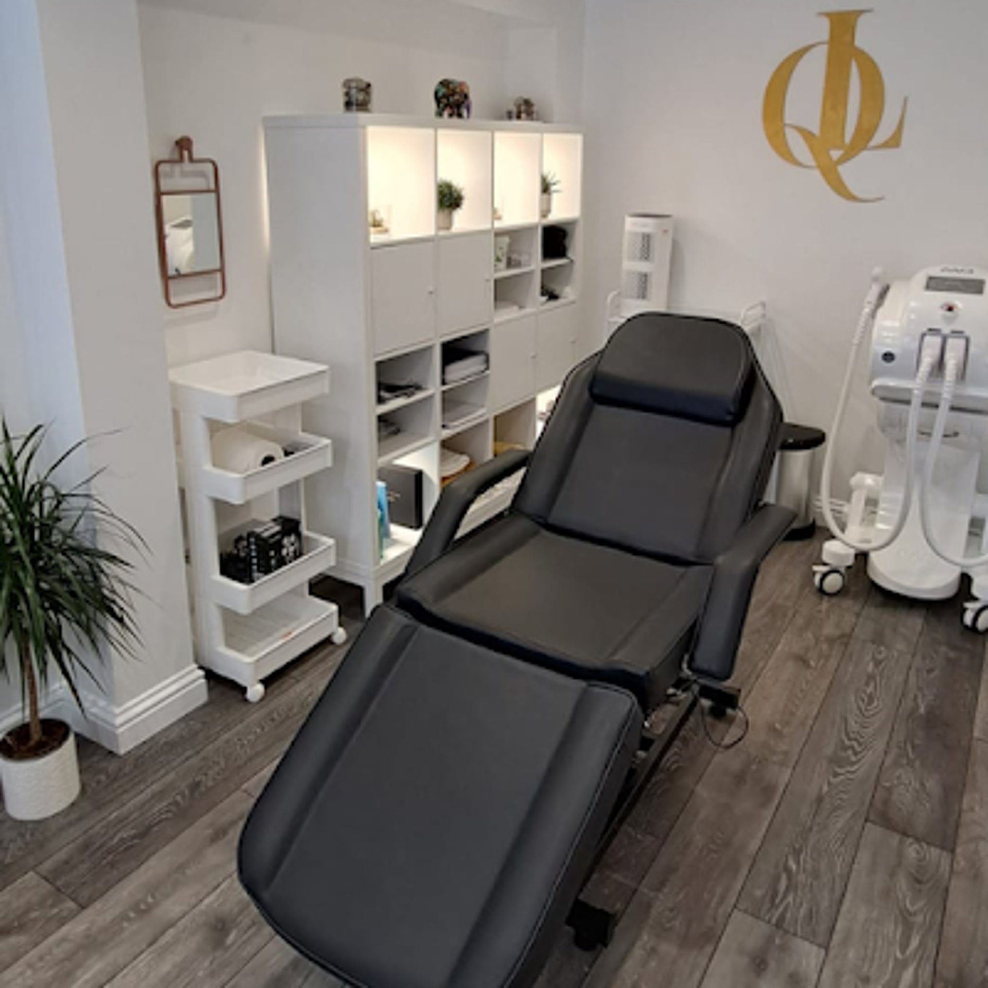 black and white bed linen