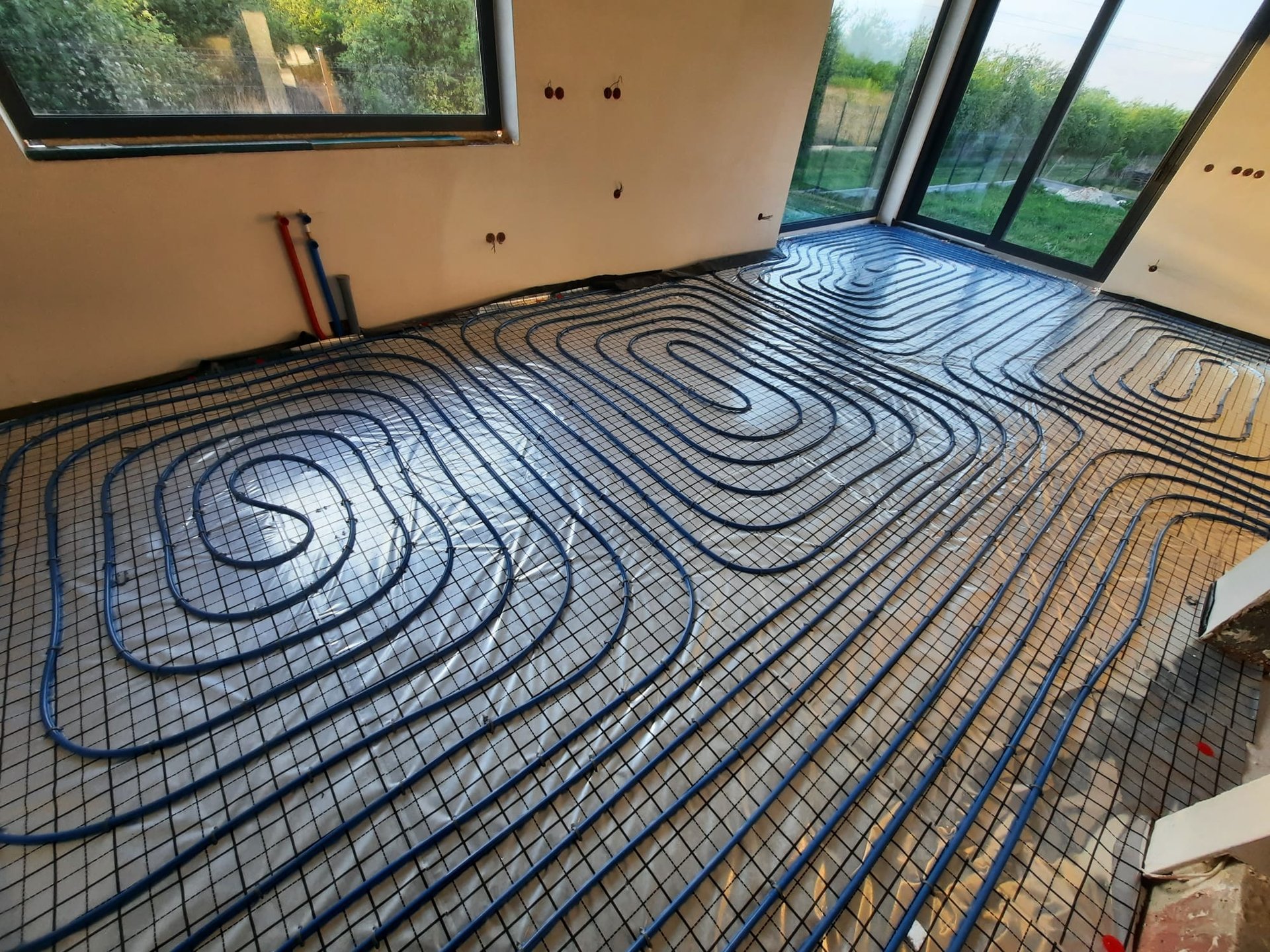 gray computer monitor