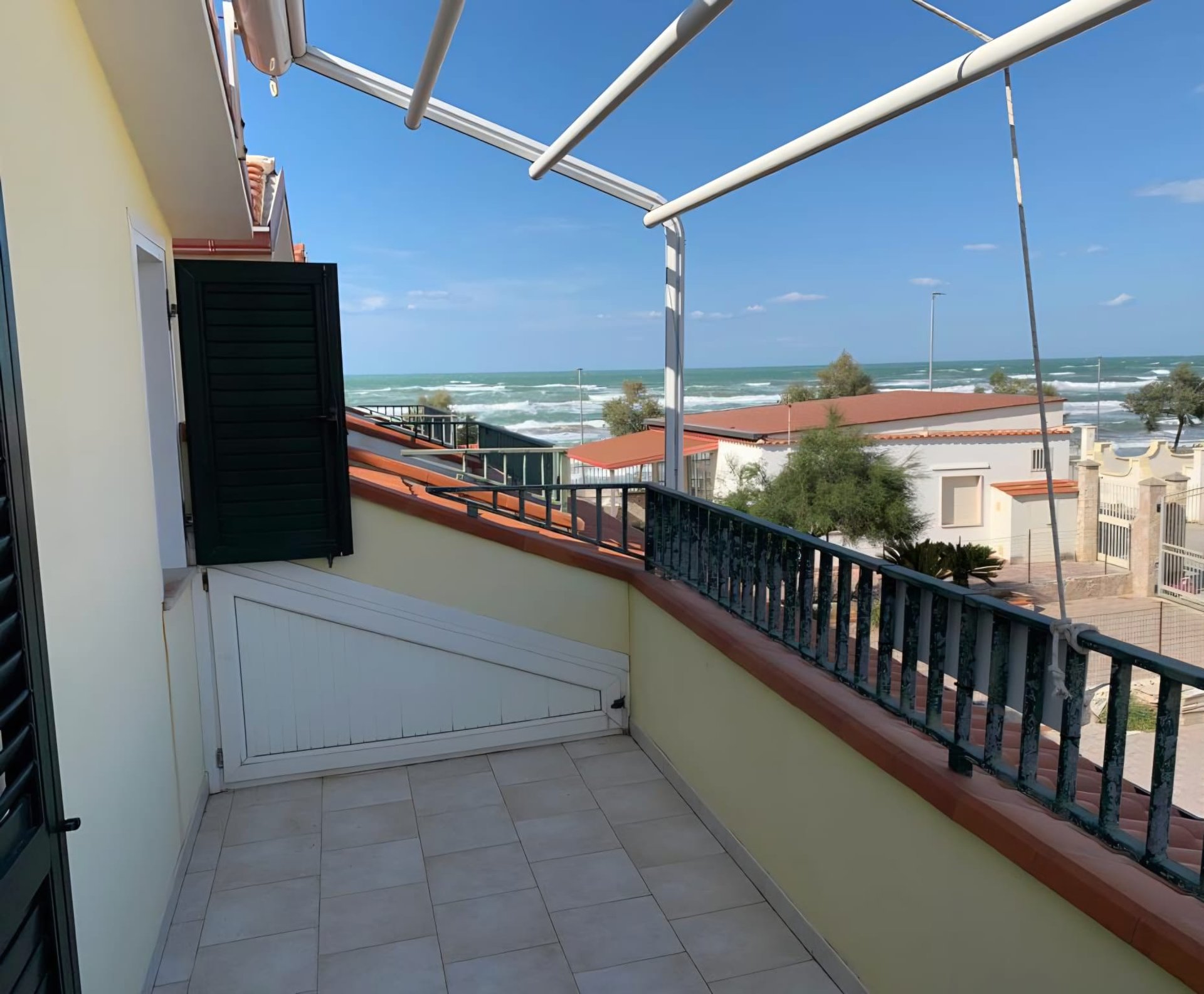 black and white bed linen