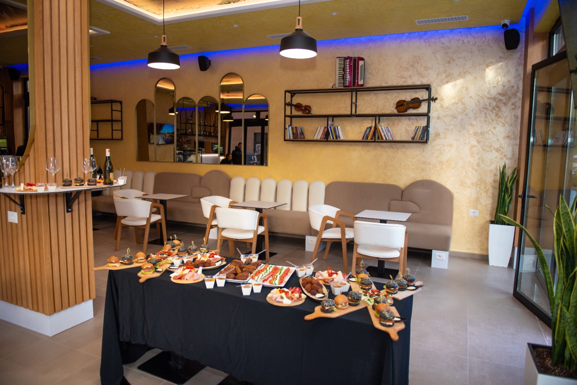 gray computer monitor