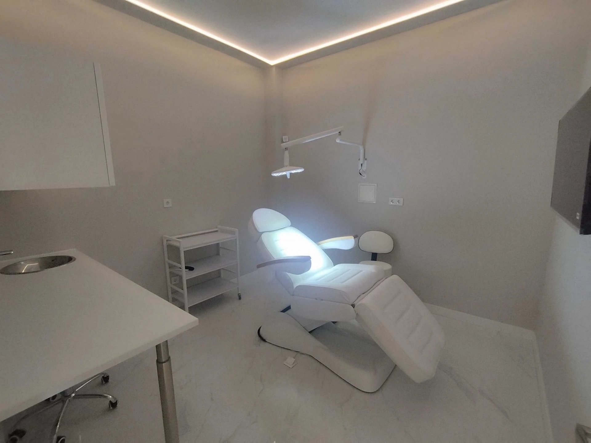 gray computer monitor