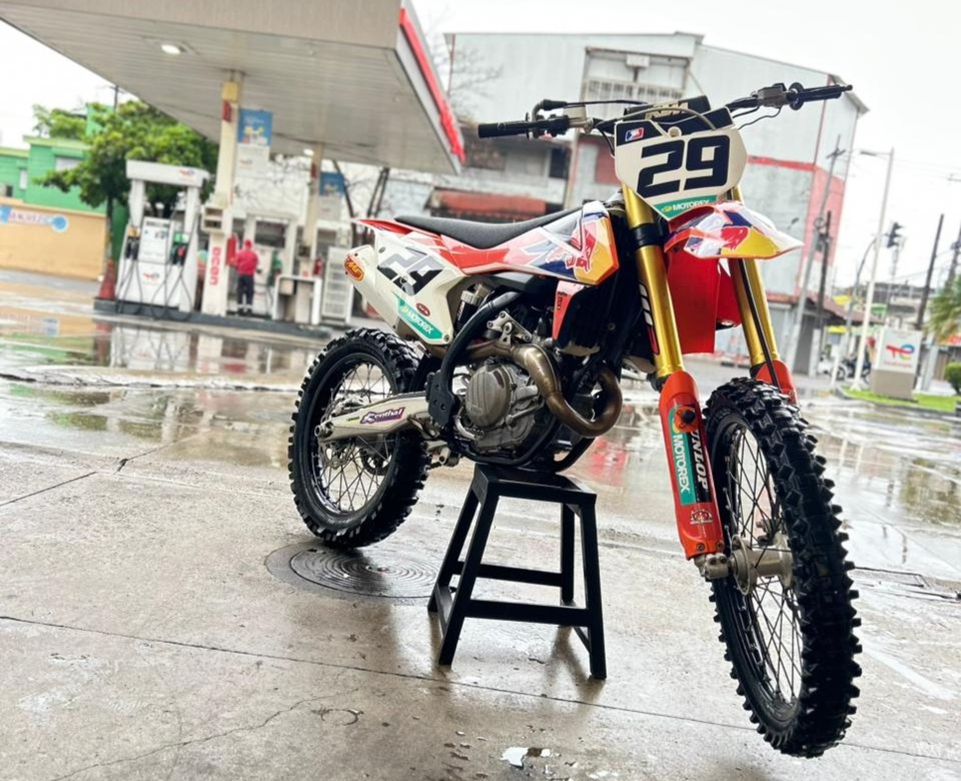 black and white bed linen