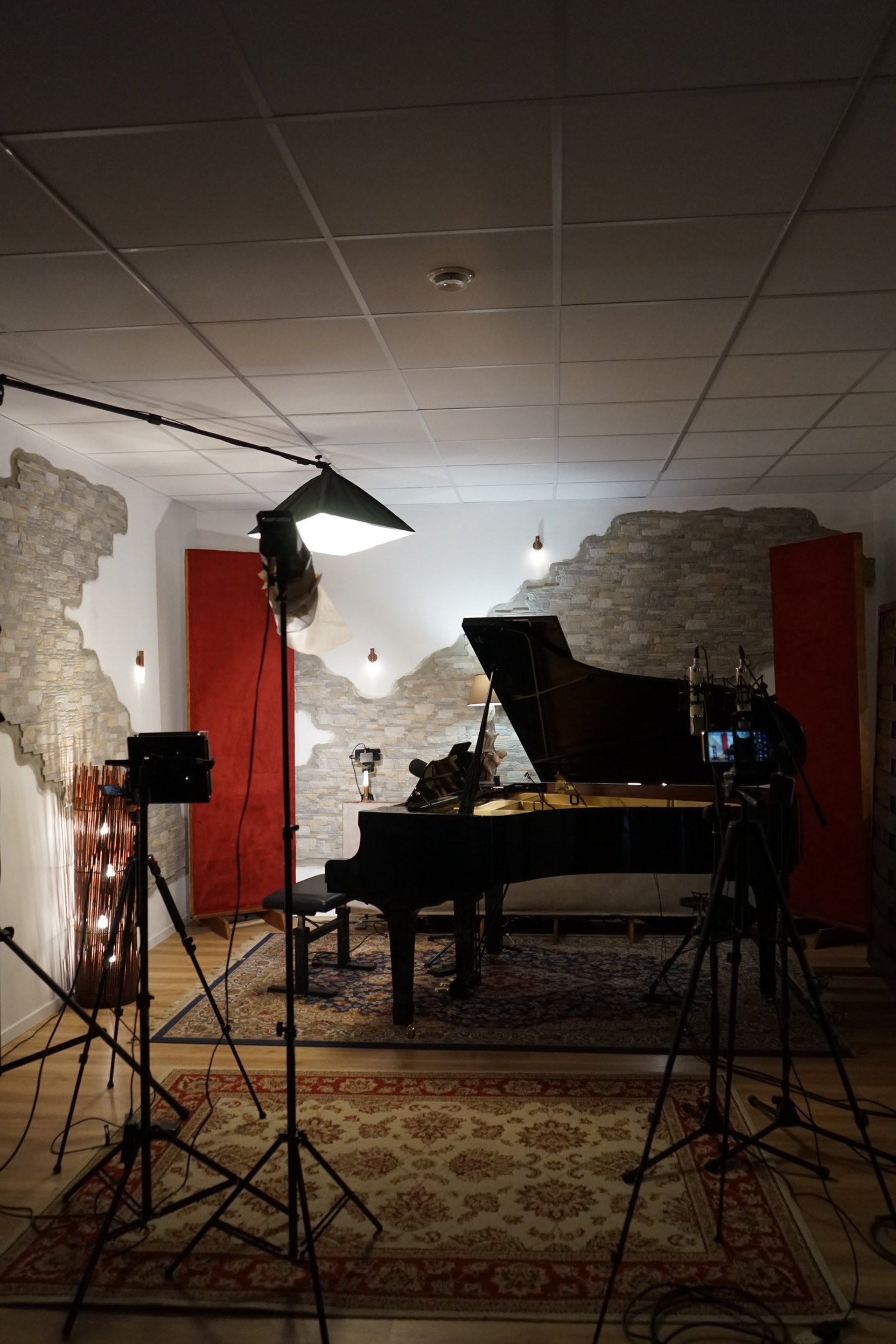 black and white bed linen