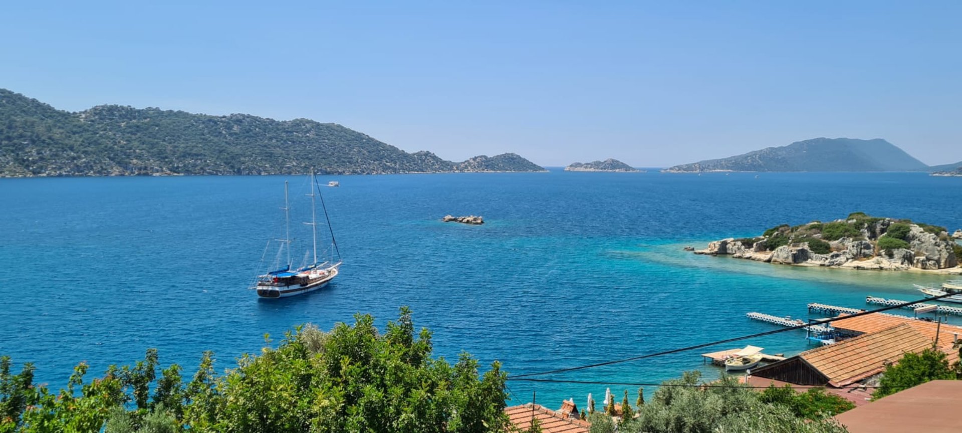 black and white bed linen