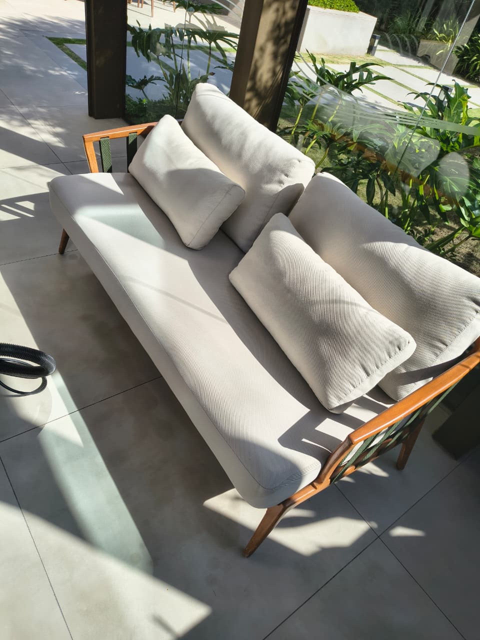 gray computer monitor