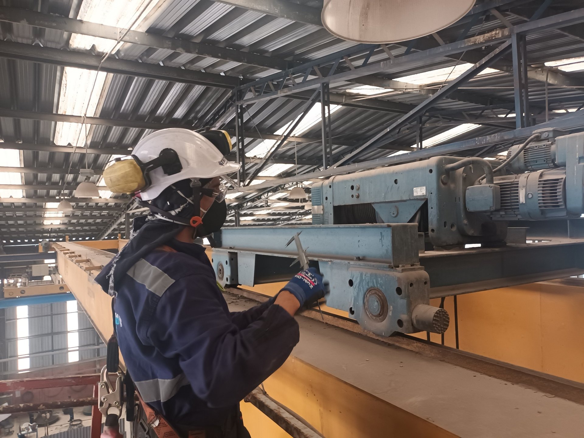black and brown leather padded tub sofa