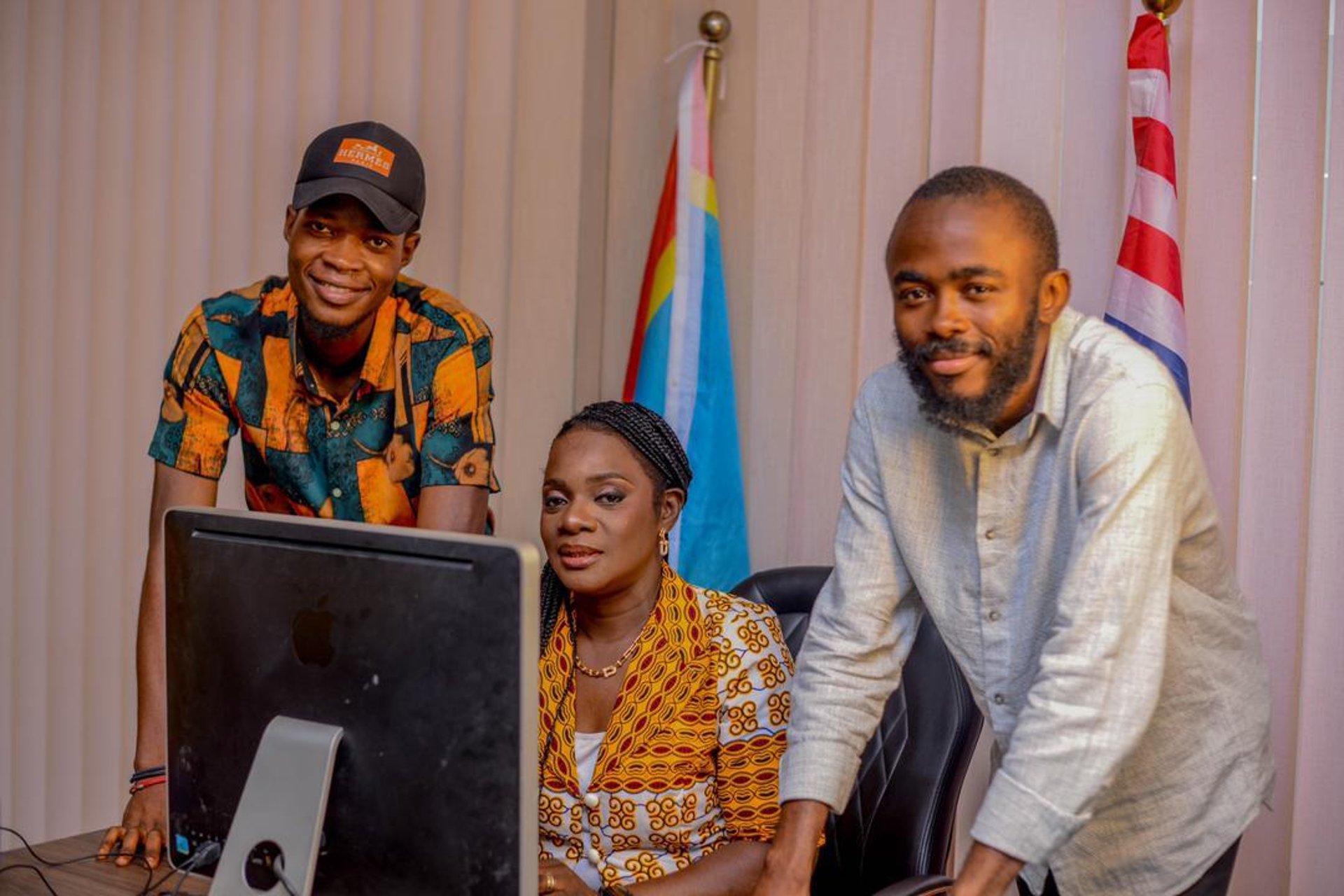 gray computer monitor