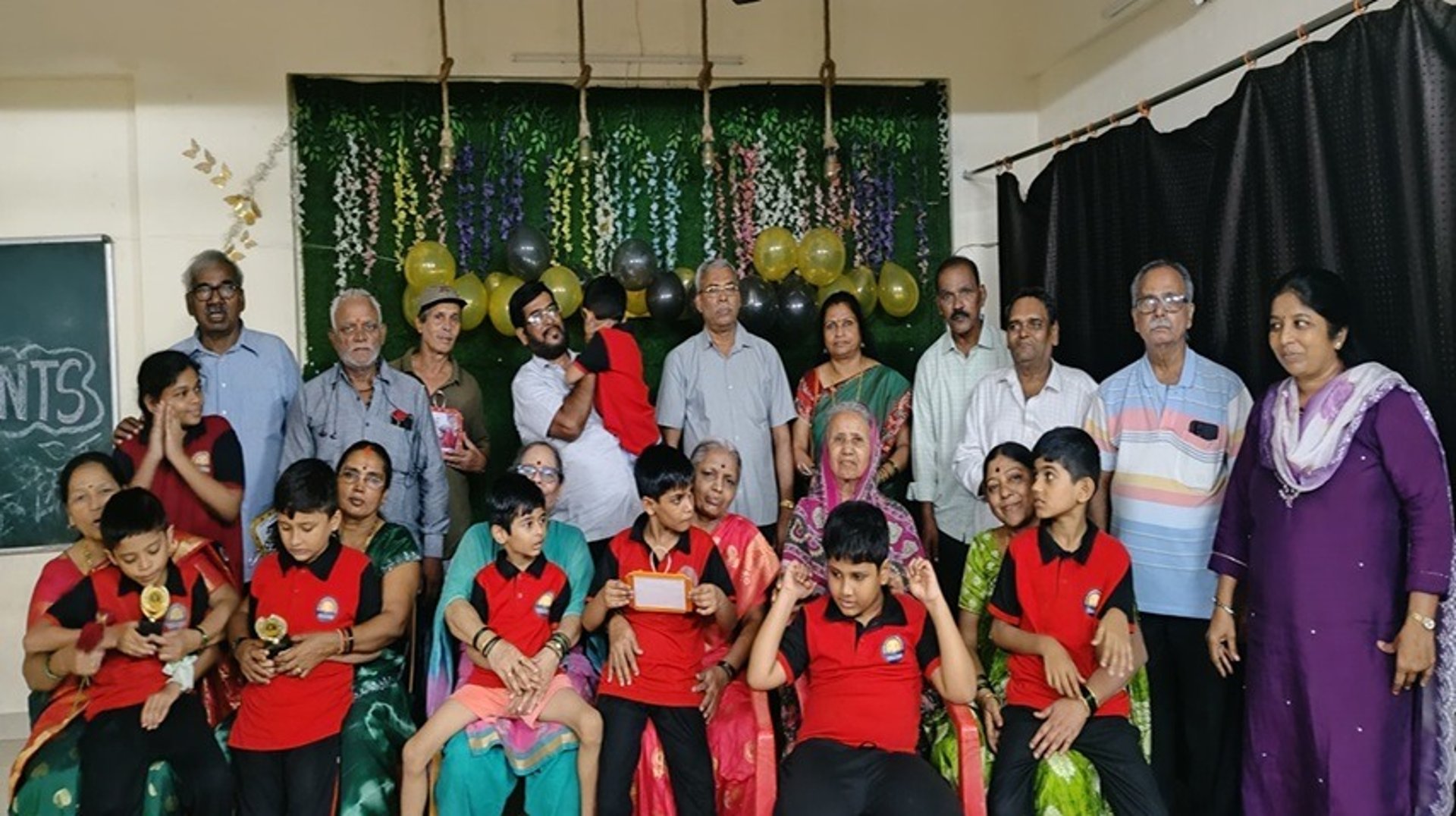 gray computer monitor