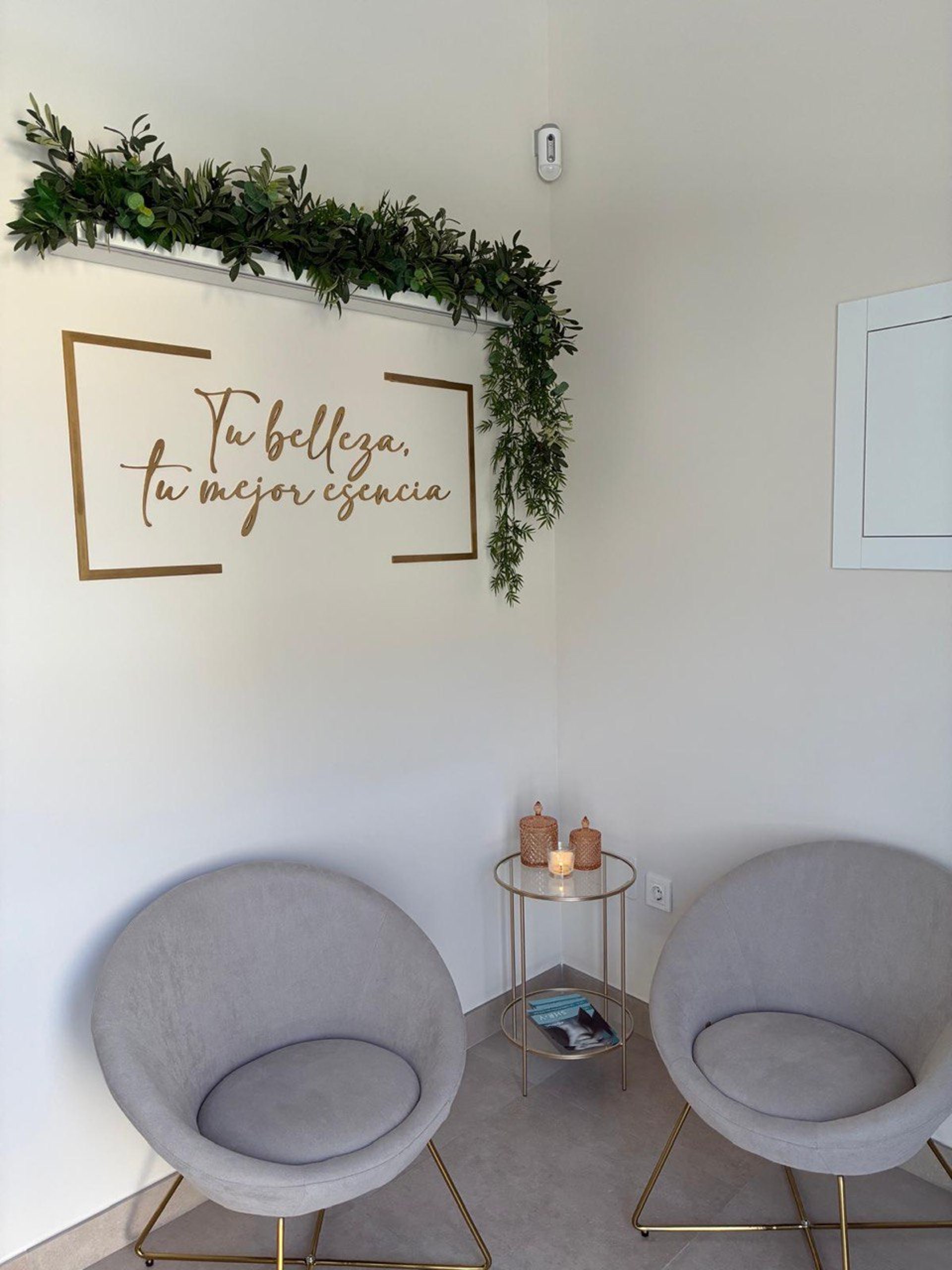 gray computer monitor