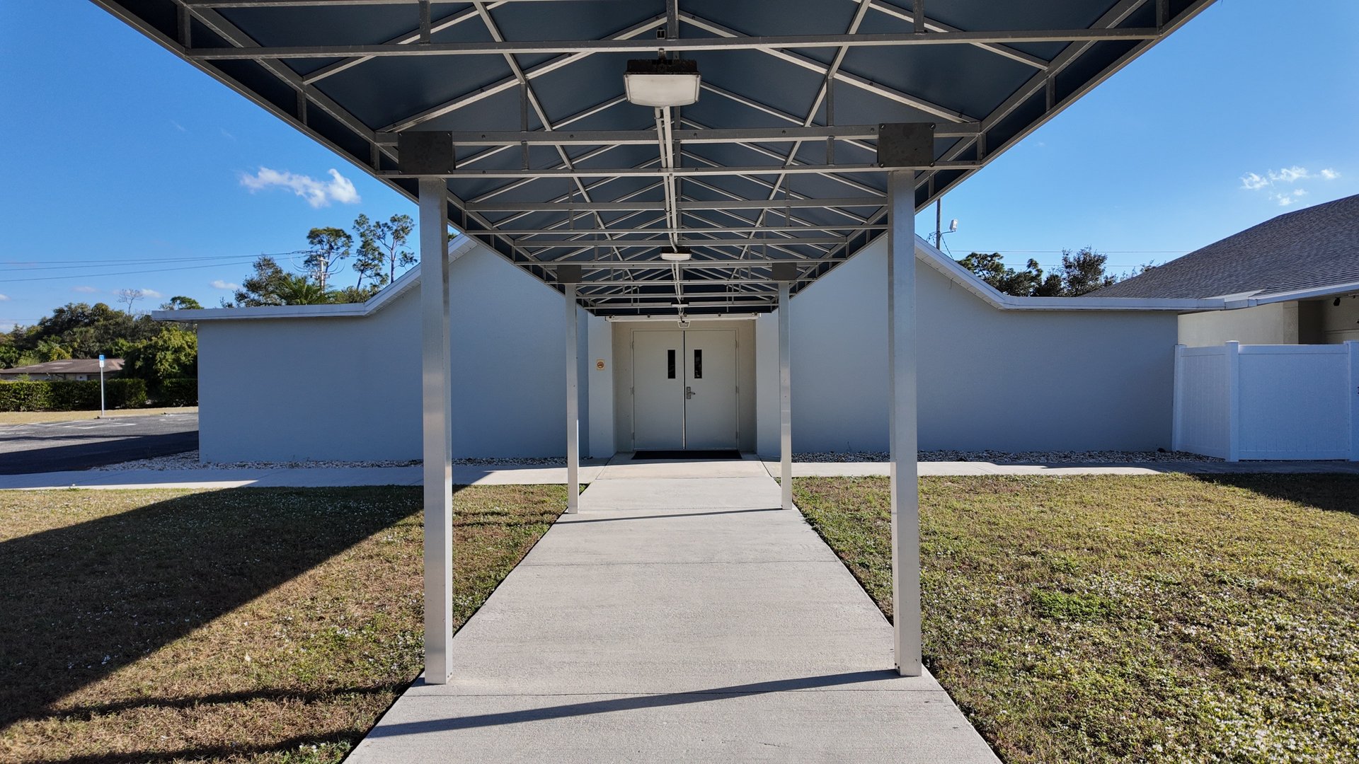 gray computer monitor