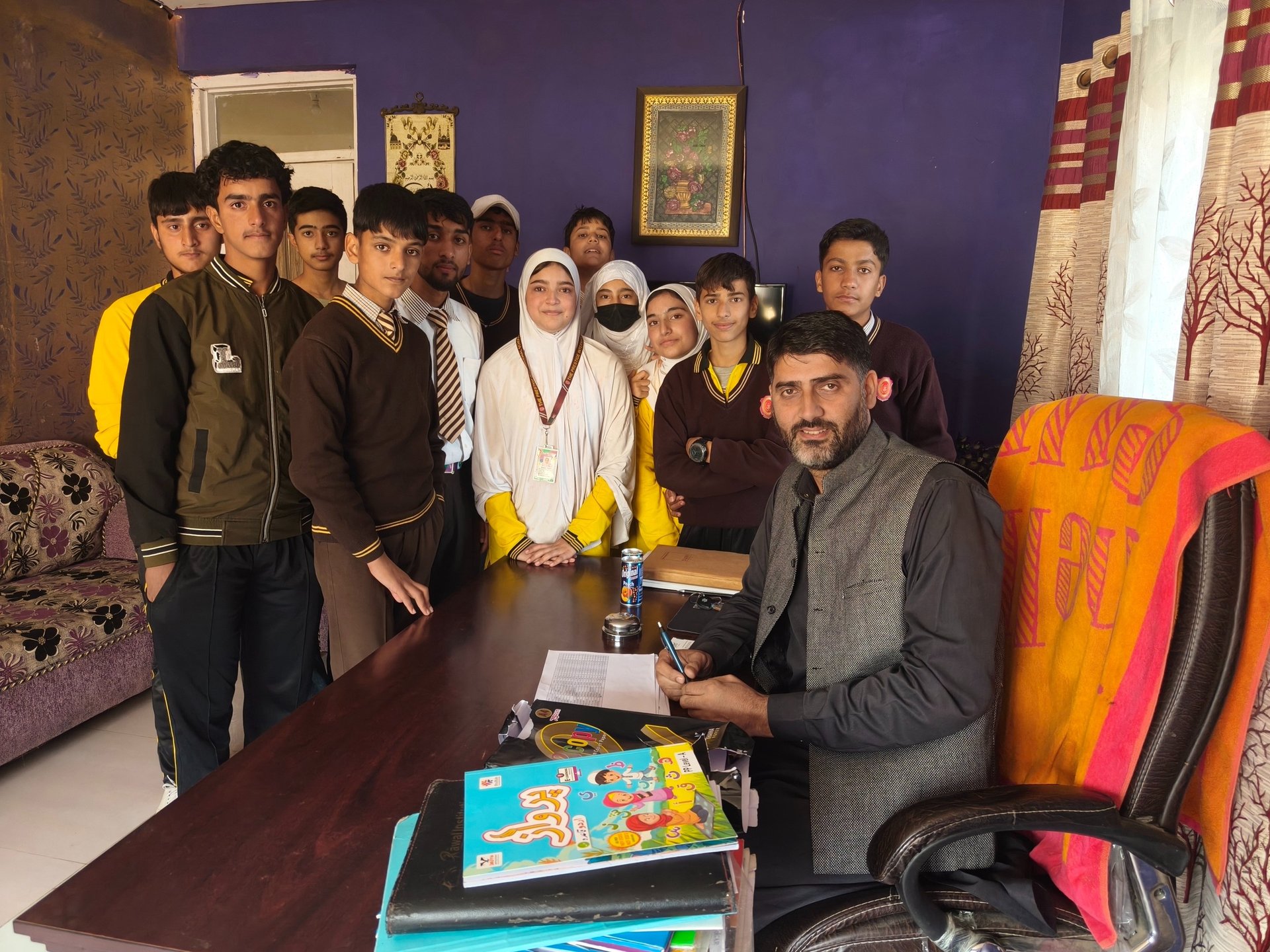 gray computer monitor