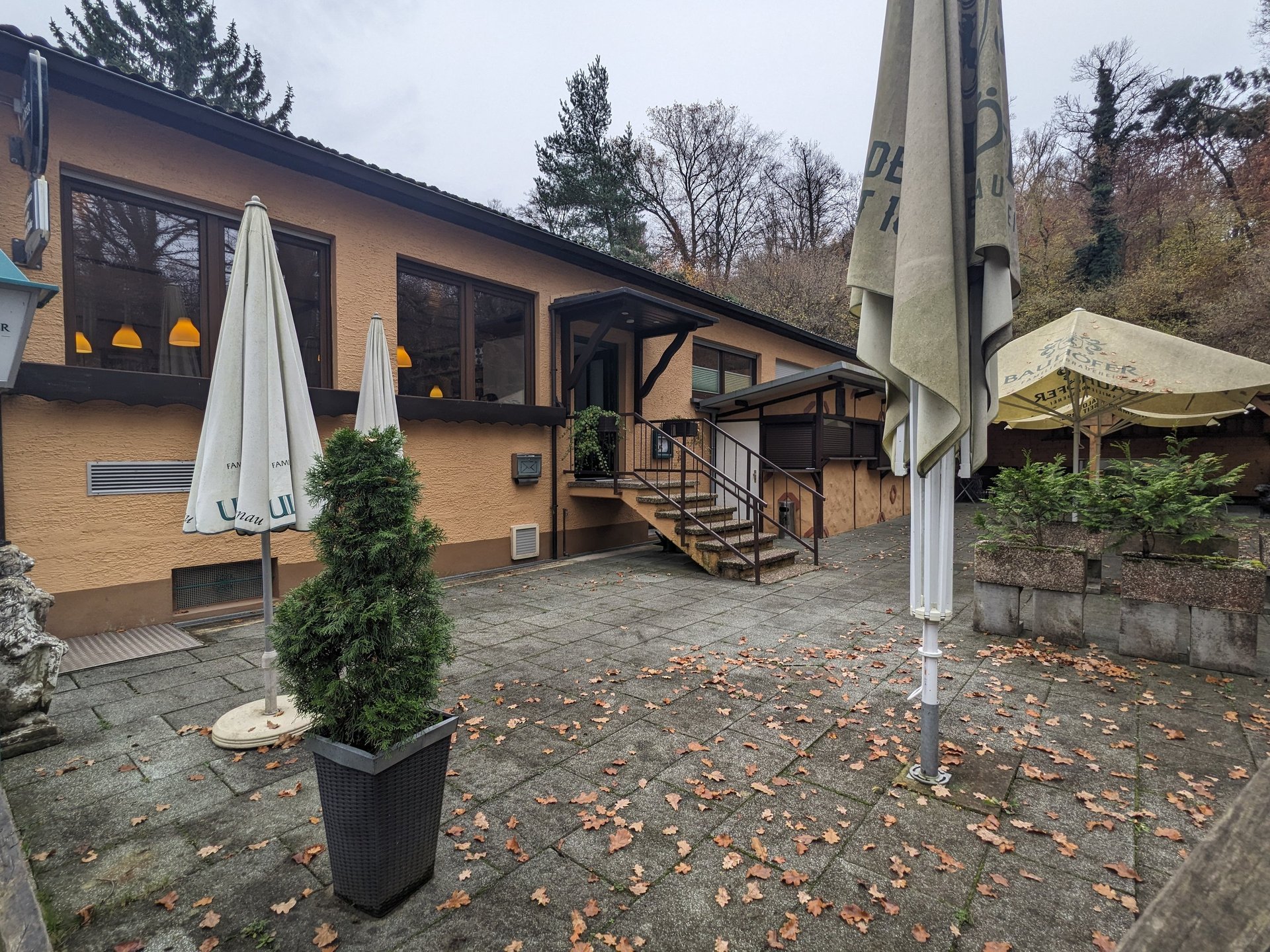 gray computer monitor